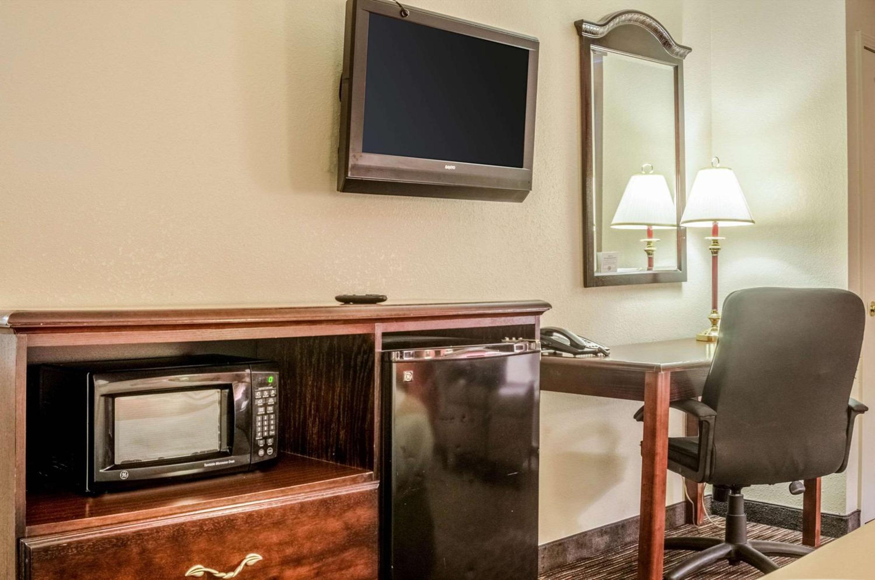 King Room - Non-Smoking photo 2