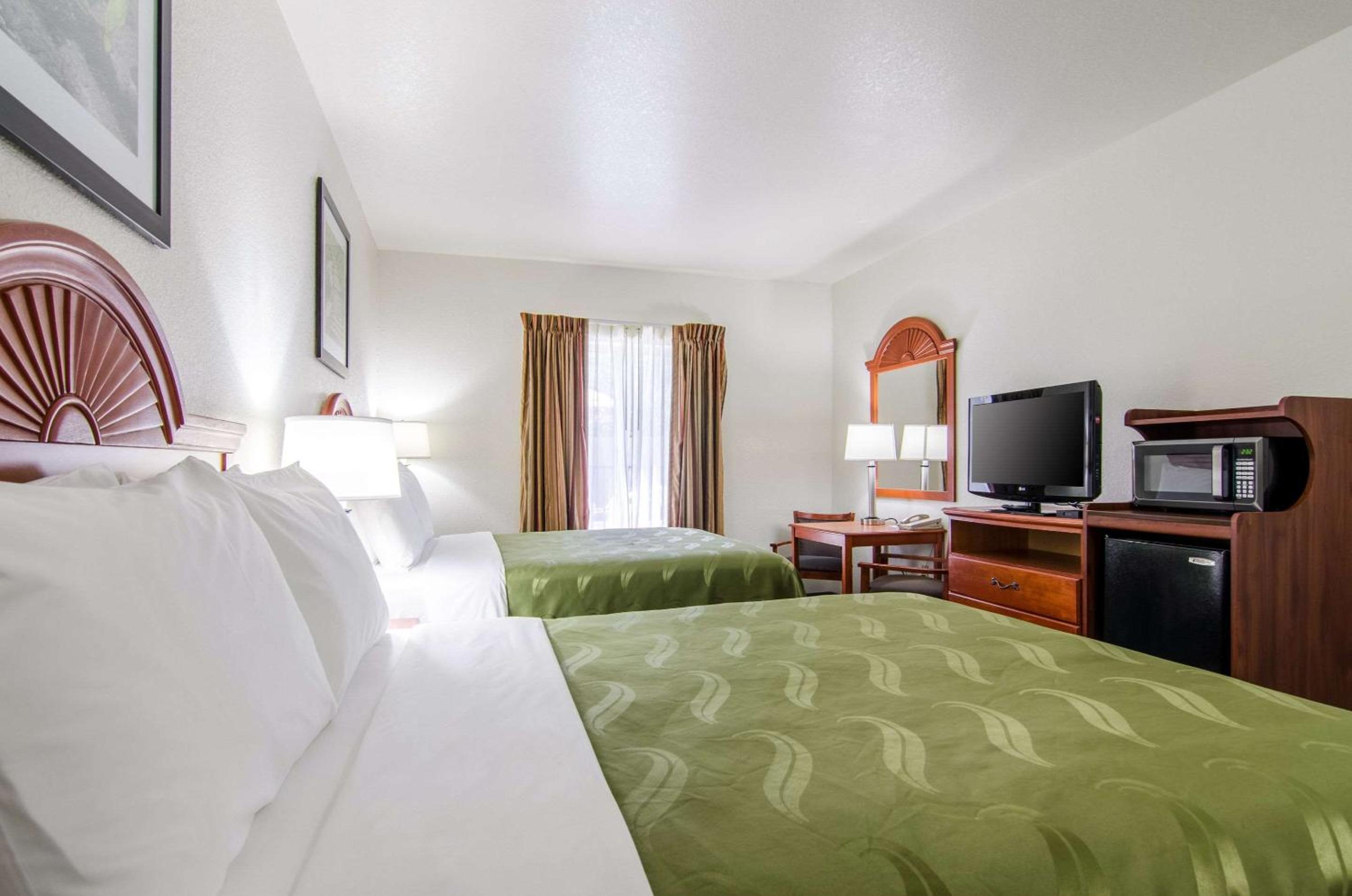 Queen Room with Two Queen Beds - Non-Smoking - Photo 3