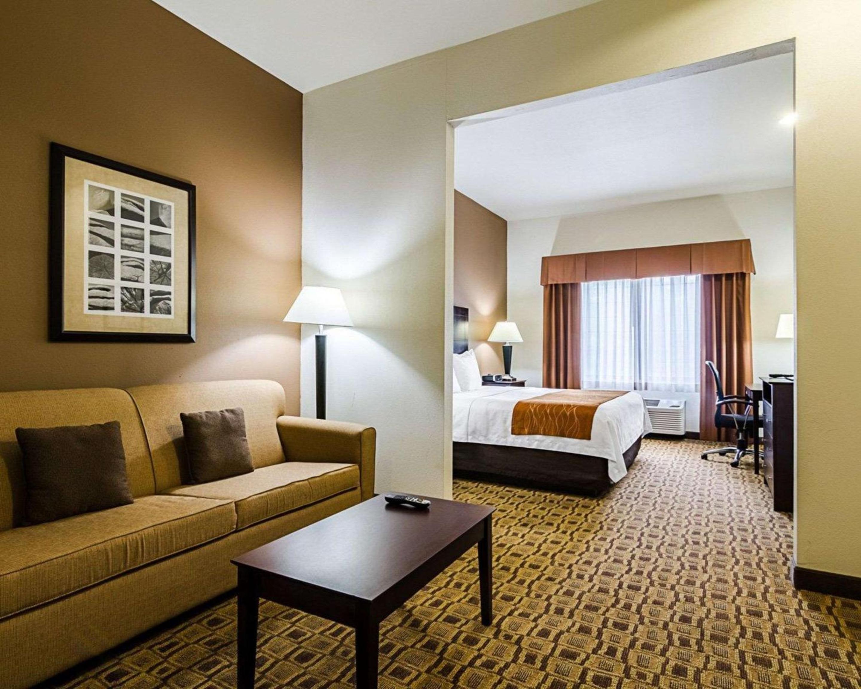 King Suite - Non-Smoking - Photo 5