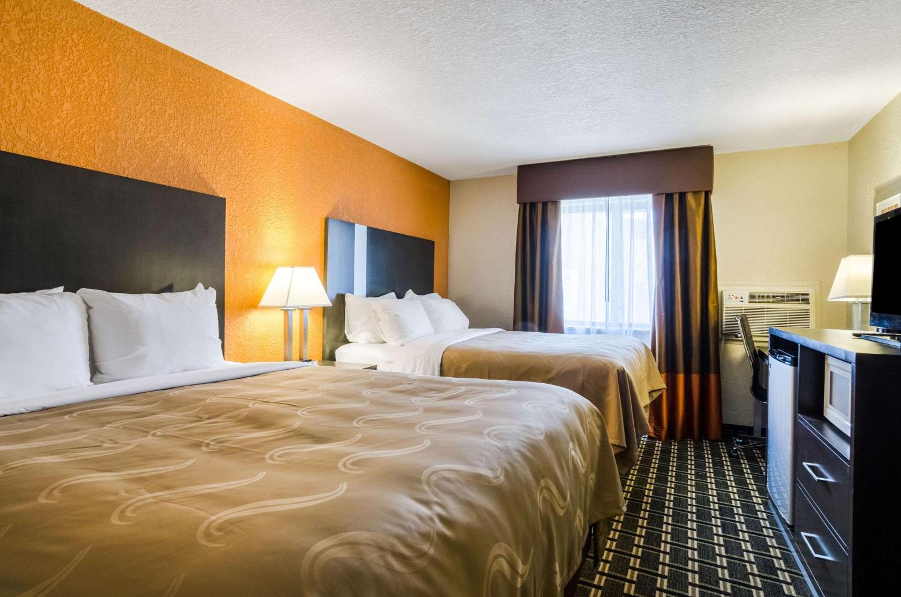 Queen Room with Two Queen Beds - Non-Smoking - Photo 6
