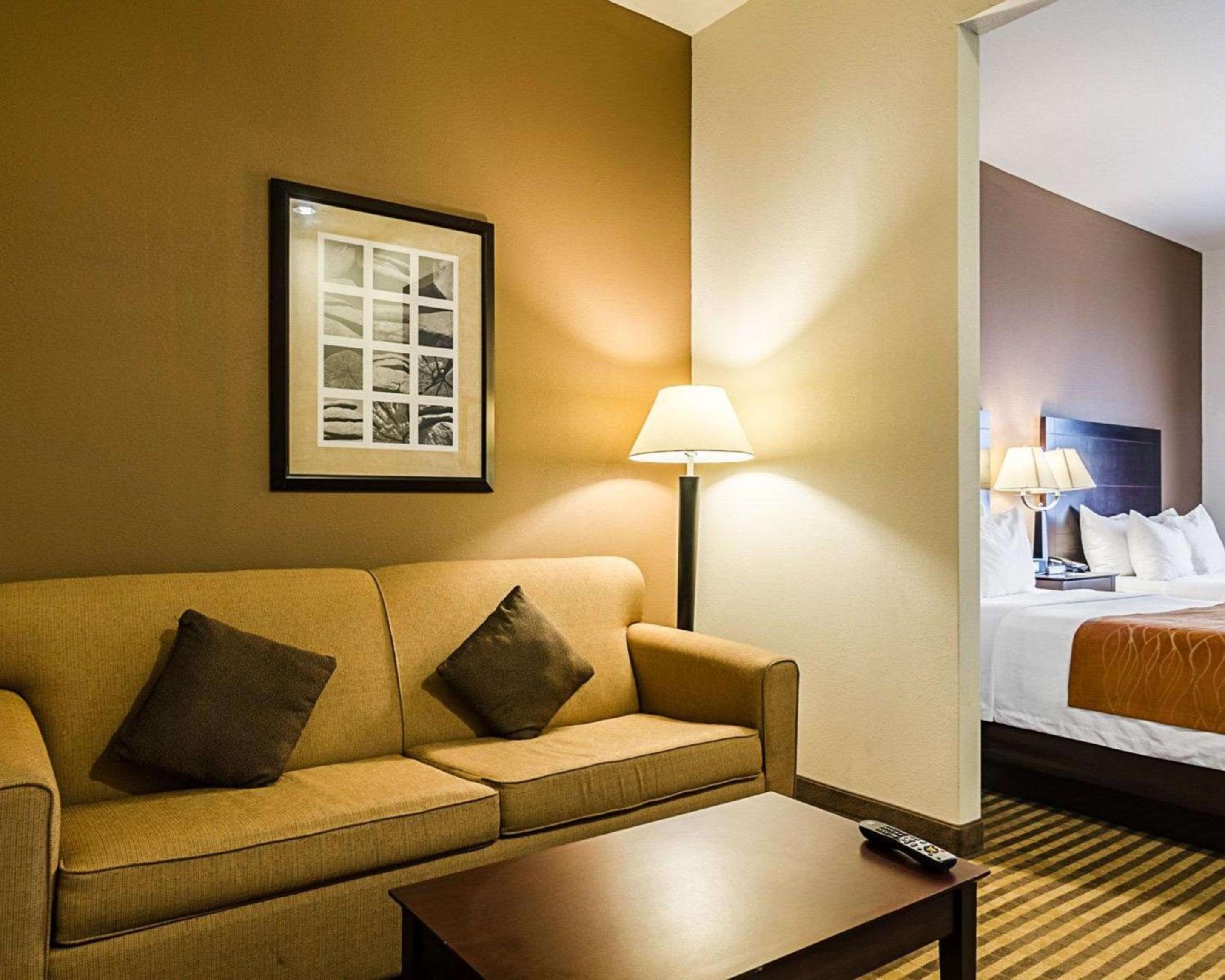 Queen Suite with Two Queen Beds - Non-Smoking - Photo 3