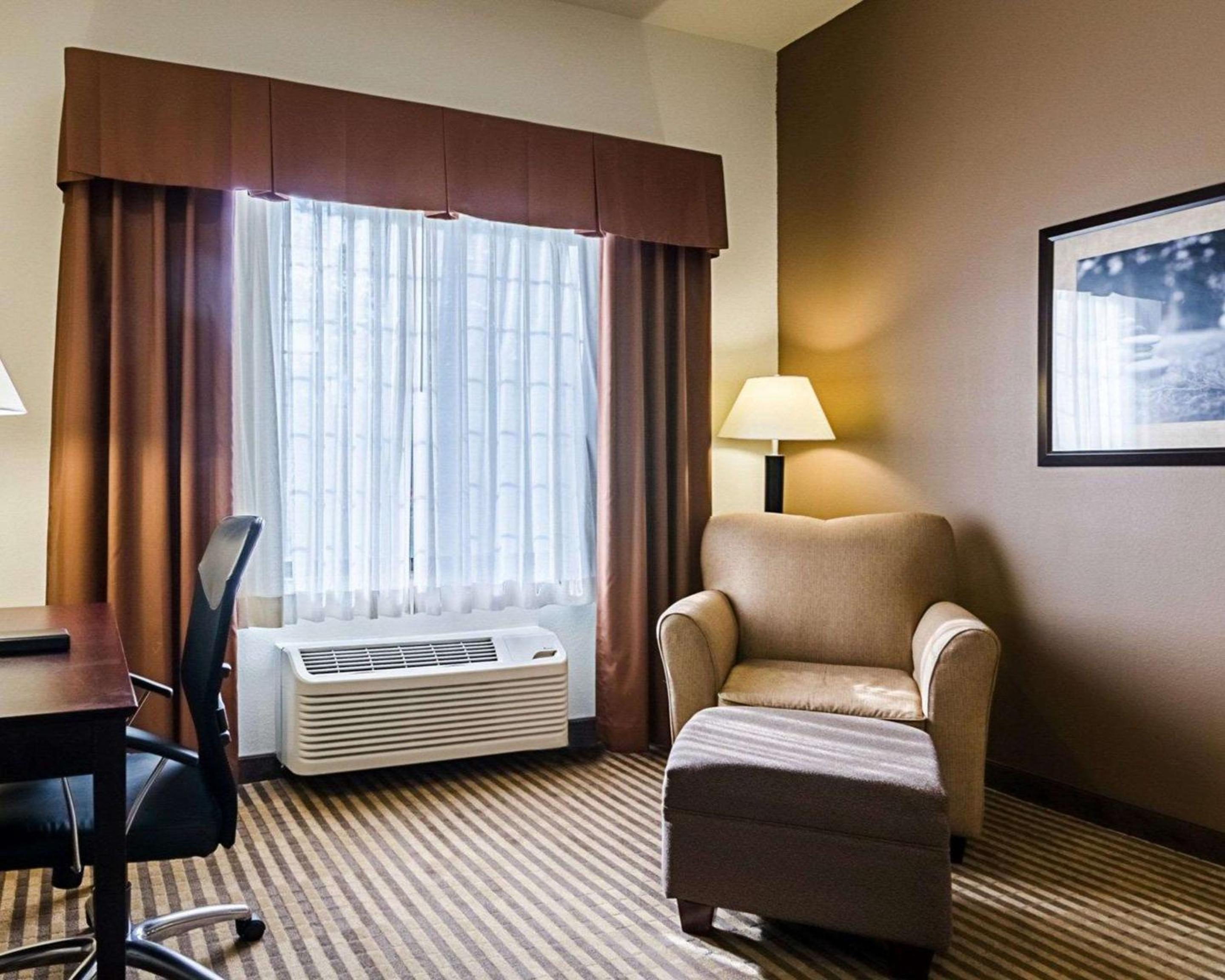 King Room - Non-Smoking - Photo 5