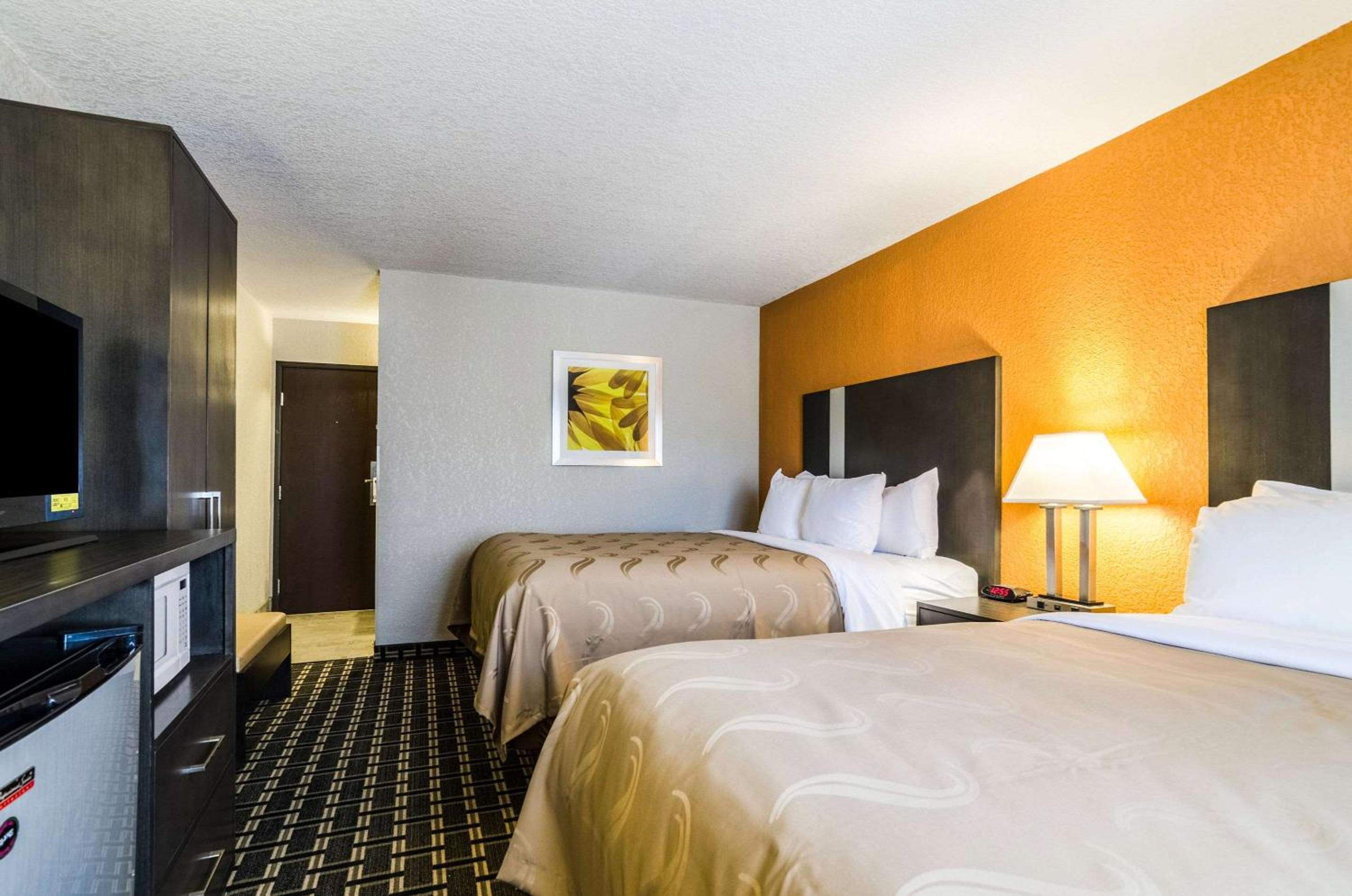 Queen Room with Two Queen Beds - Non-Smoking - Photo 8