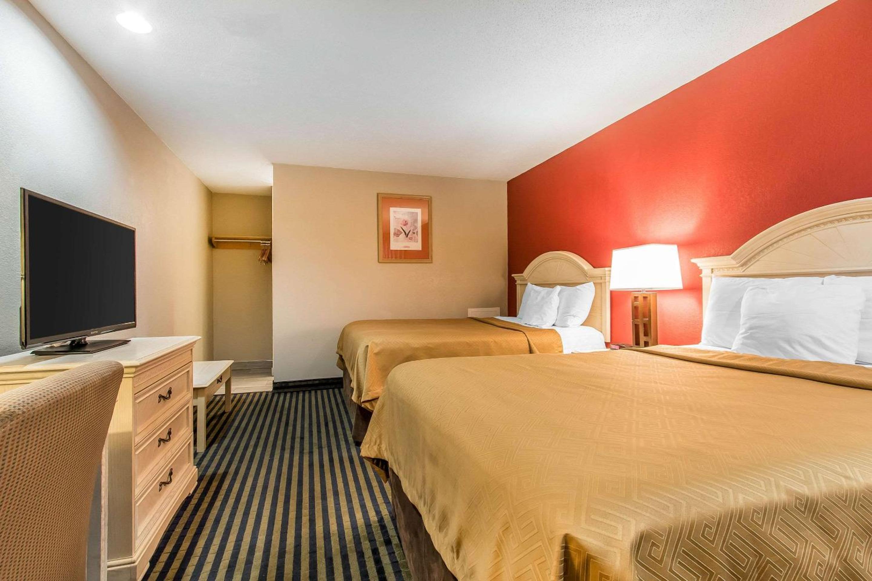 Queen Room with Two Queen Beds - Non-Smoking - Photo 1