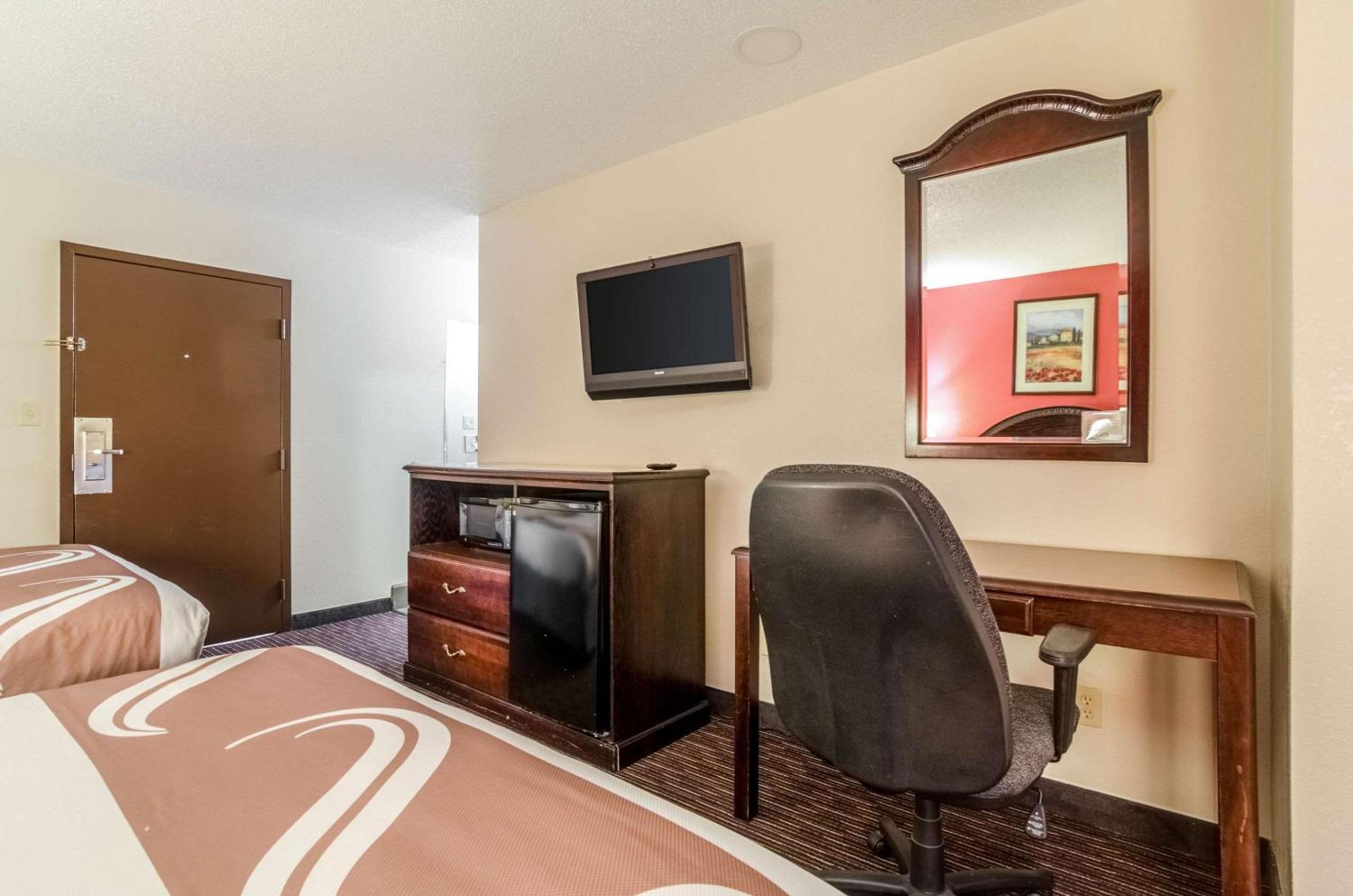 Queen Room - Non-Smoking photo 3