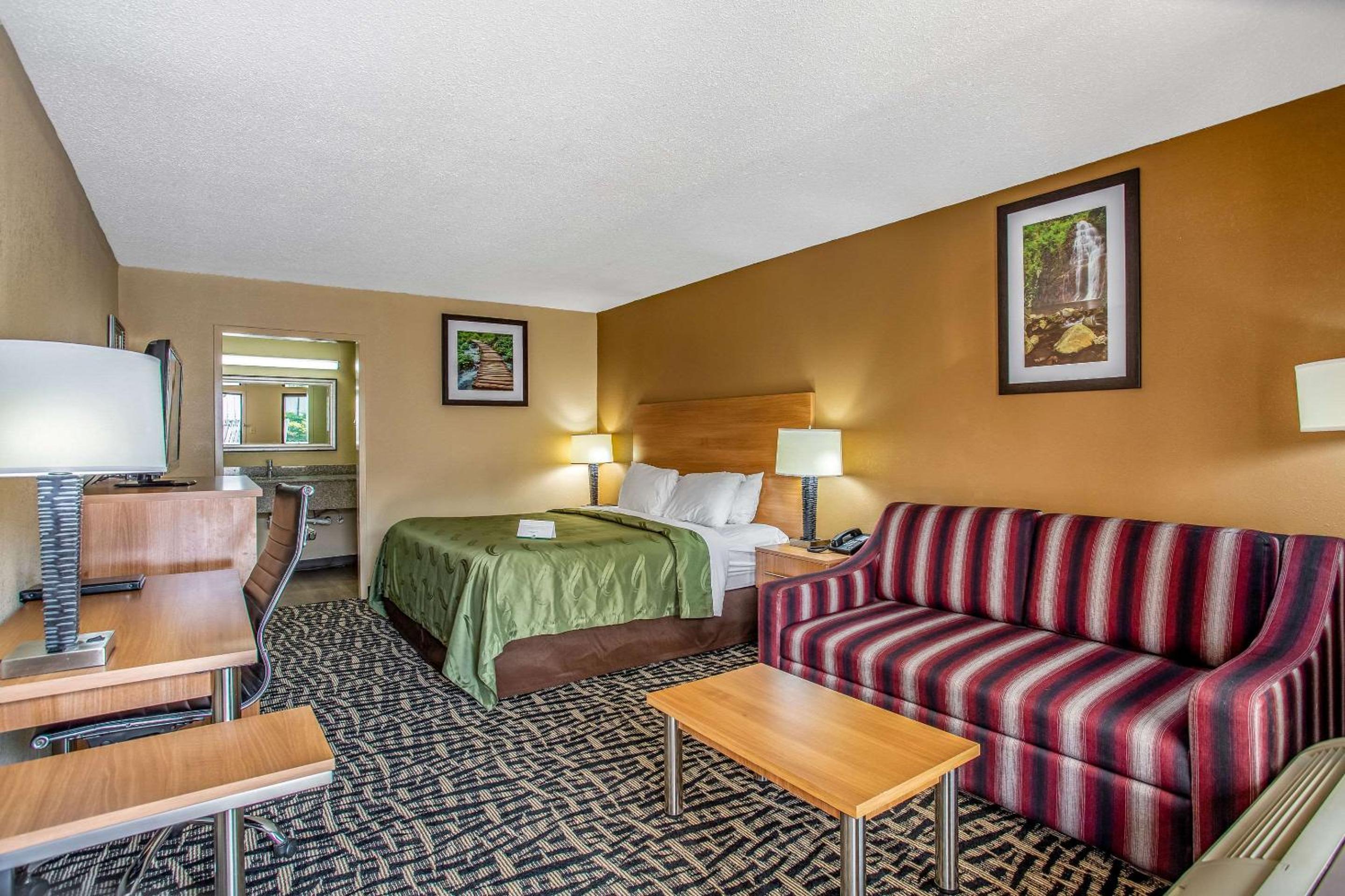 Deluxe King Room- Non-Smoking photo 1
