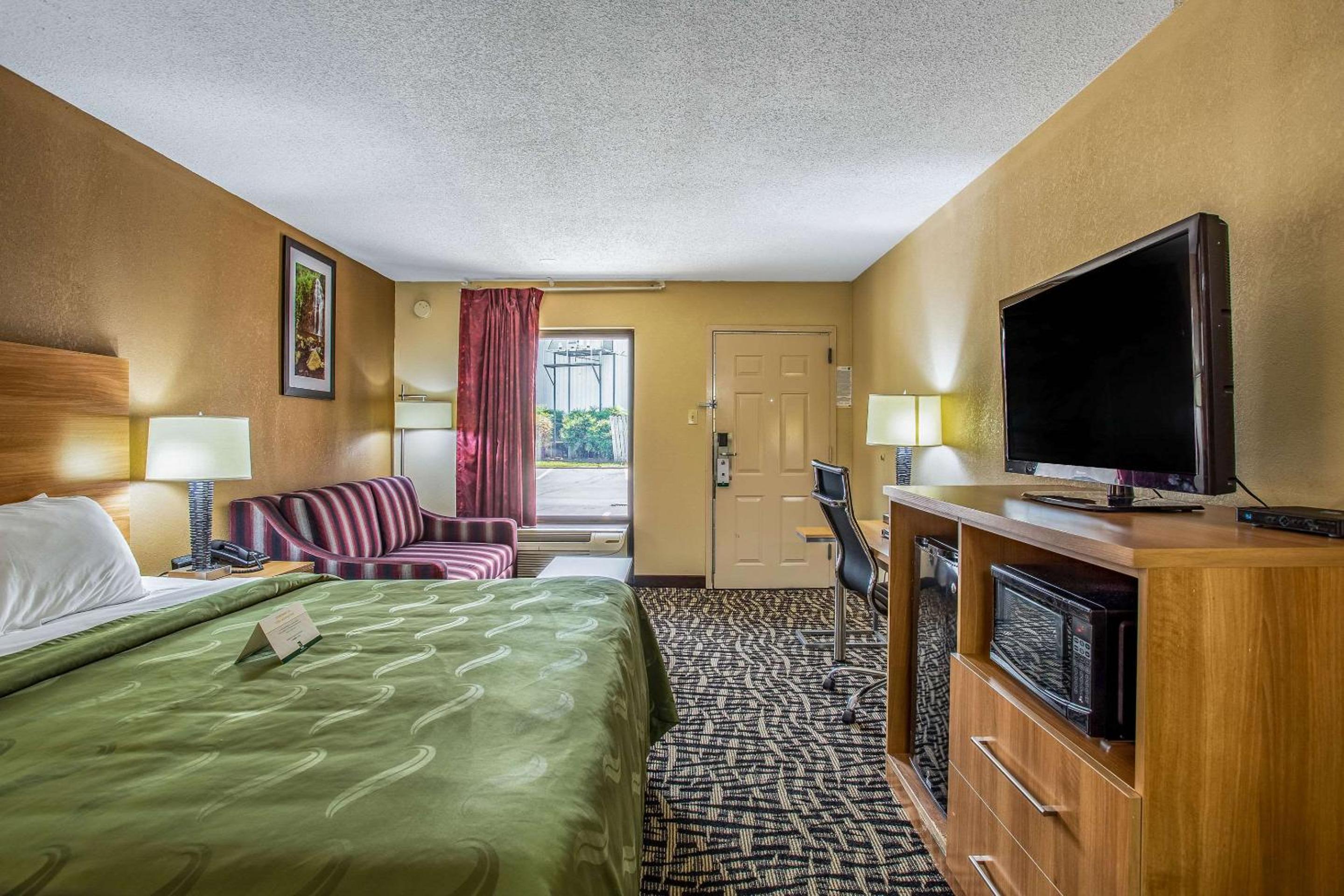 Deluxe King Room- Non-Smoking photo 3