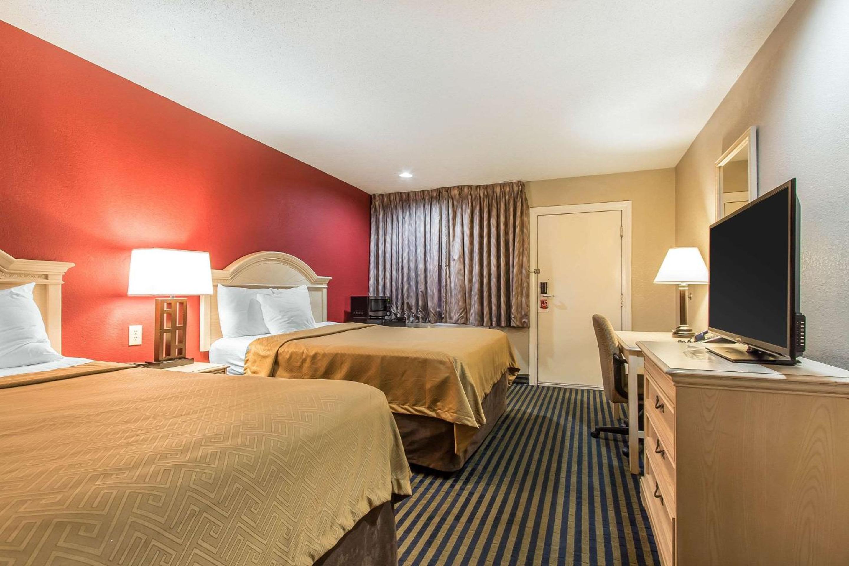 Queen Room with Two Queen Beds - Smoking - Photo 3
