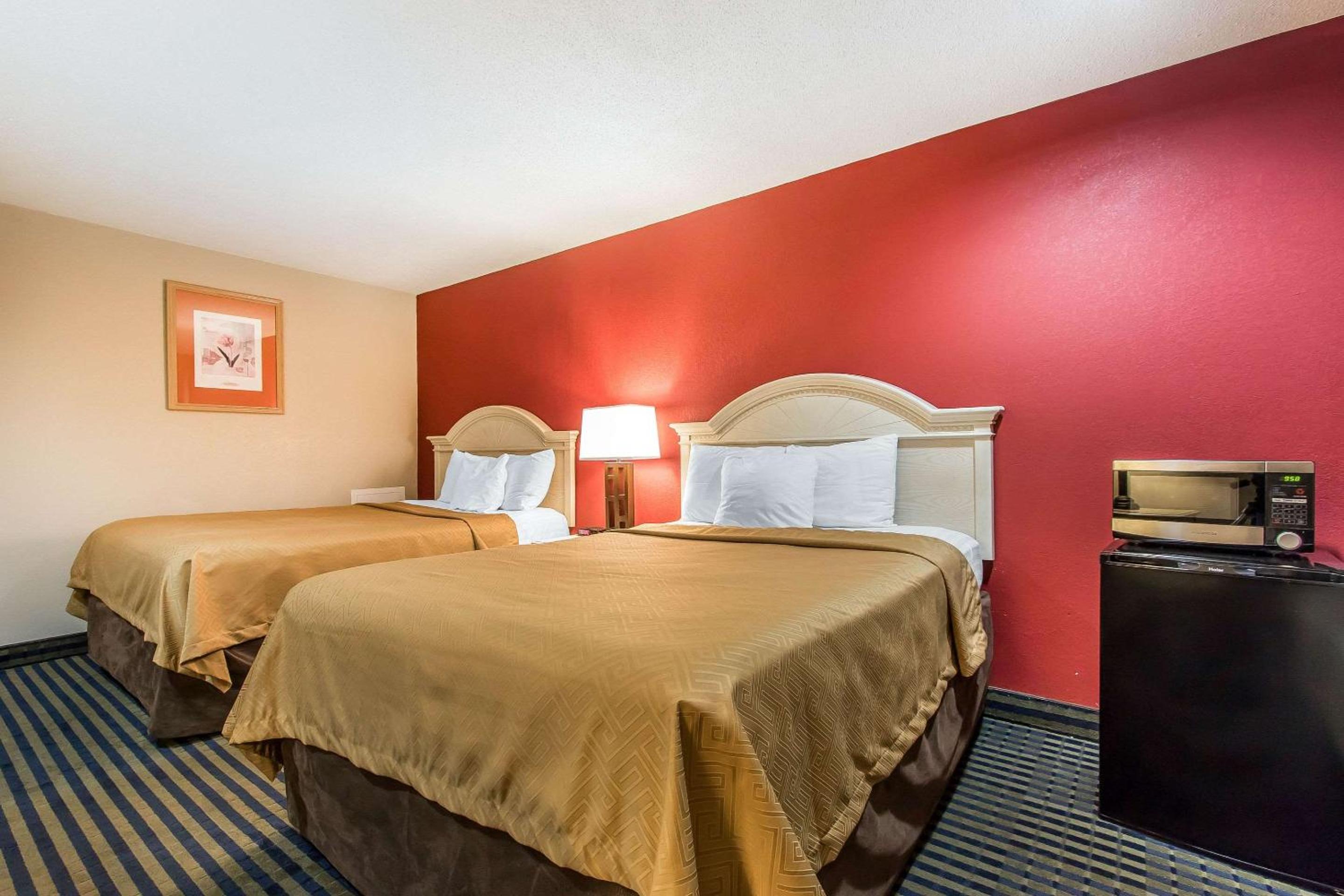Queen Room with Two Queen Beds - Smoking - Photo 4