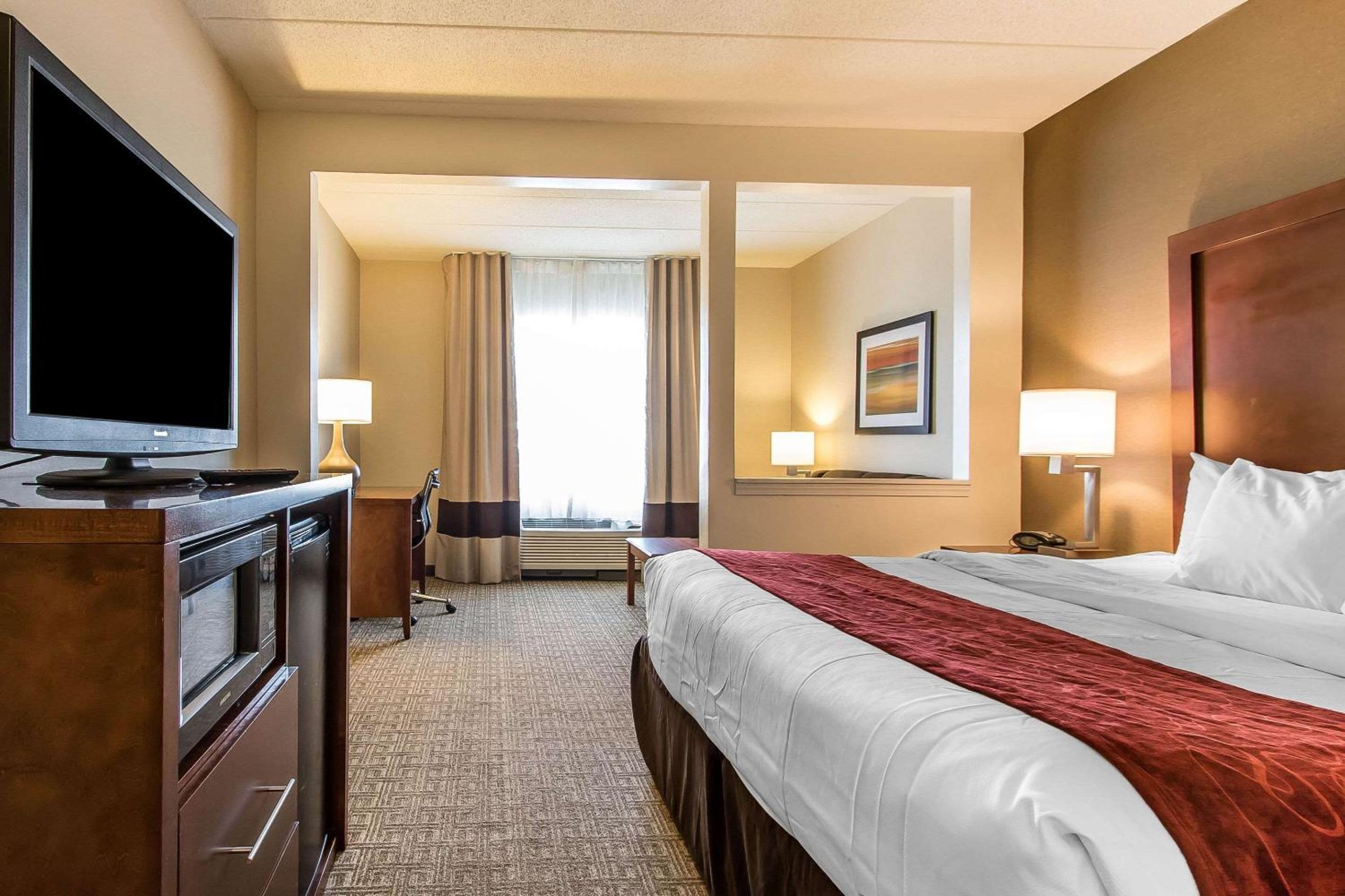 King Suite - Non-Smoking - Photo 3