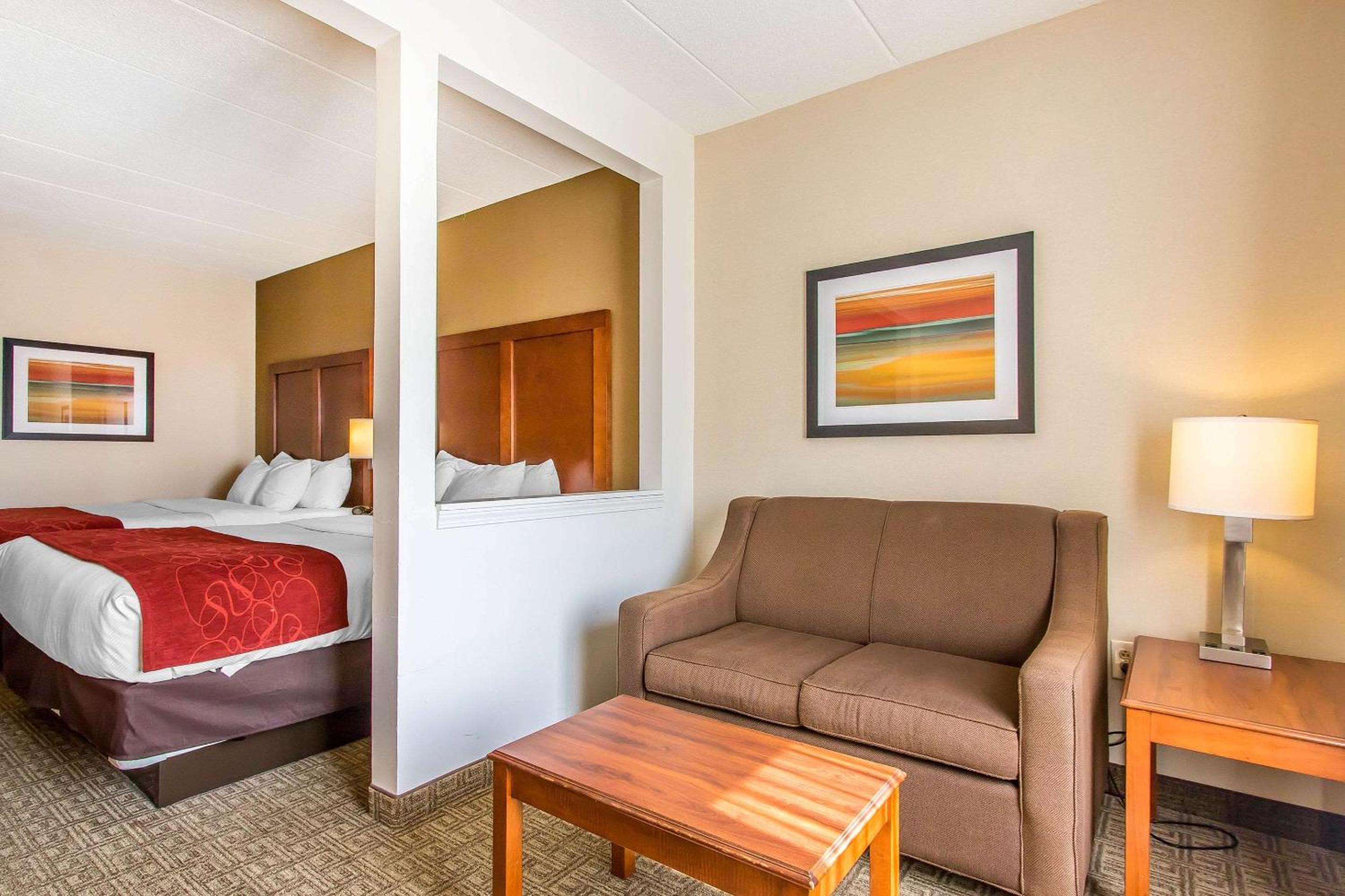 Queen Suite with Two Queen Beds - Non-Smoking - Photo 5