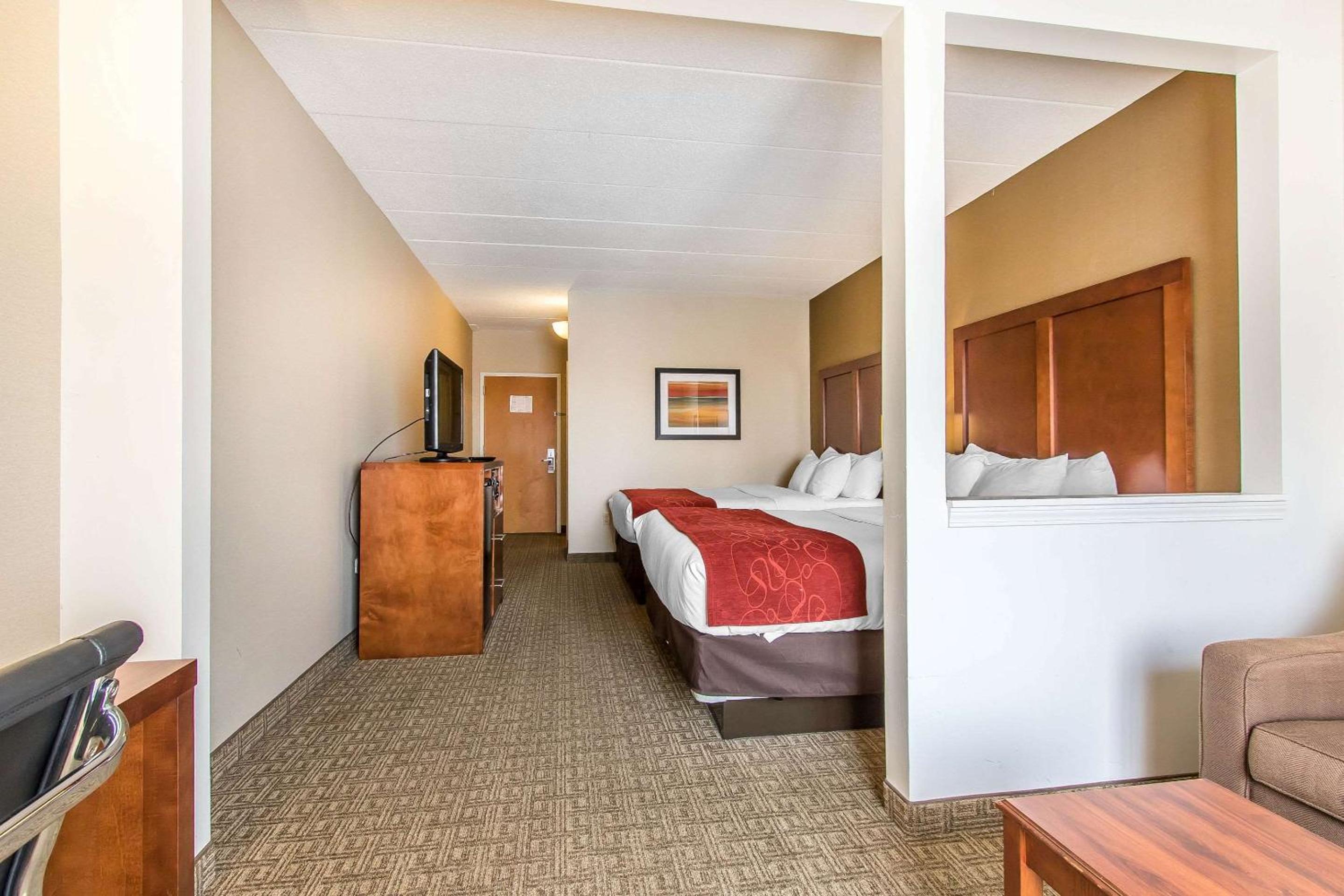 Queen Suite with Two Queen Beds - Non-Smoking - Photo 3