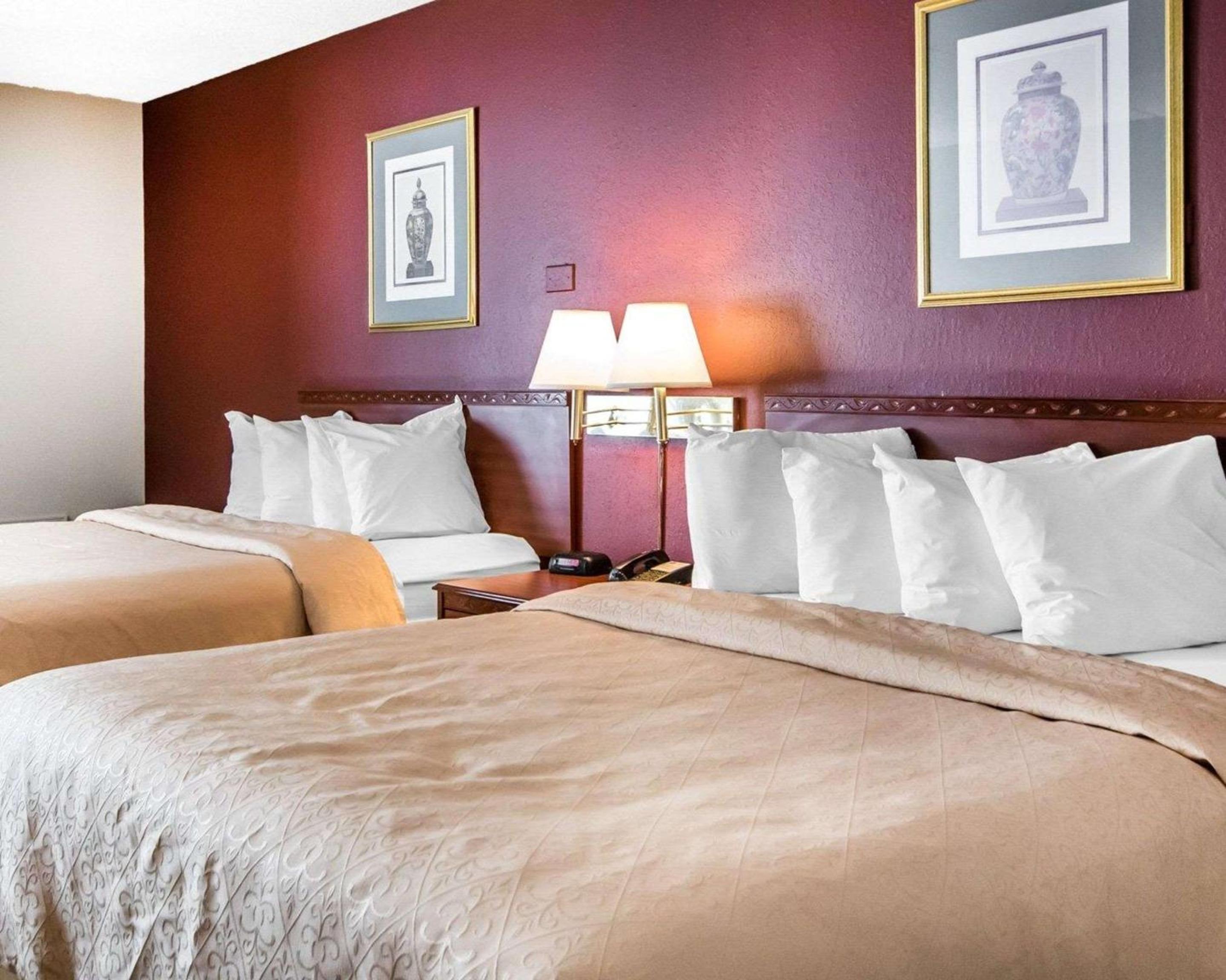 Queen Room with Two Queen Beds - Non-Smoking - Photo 3
