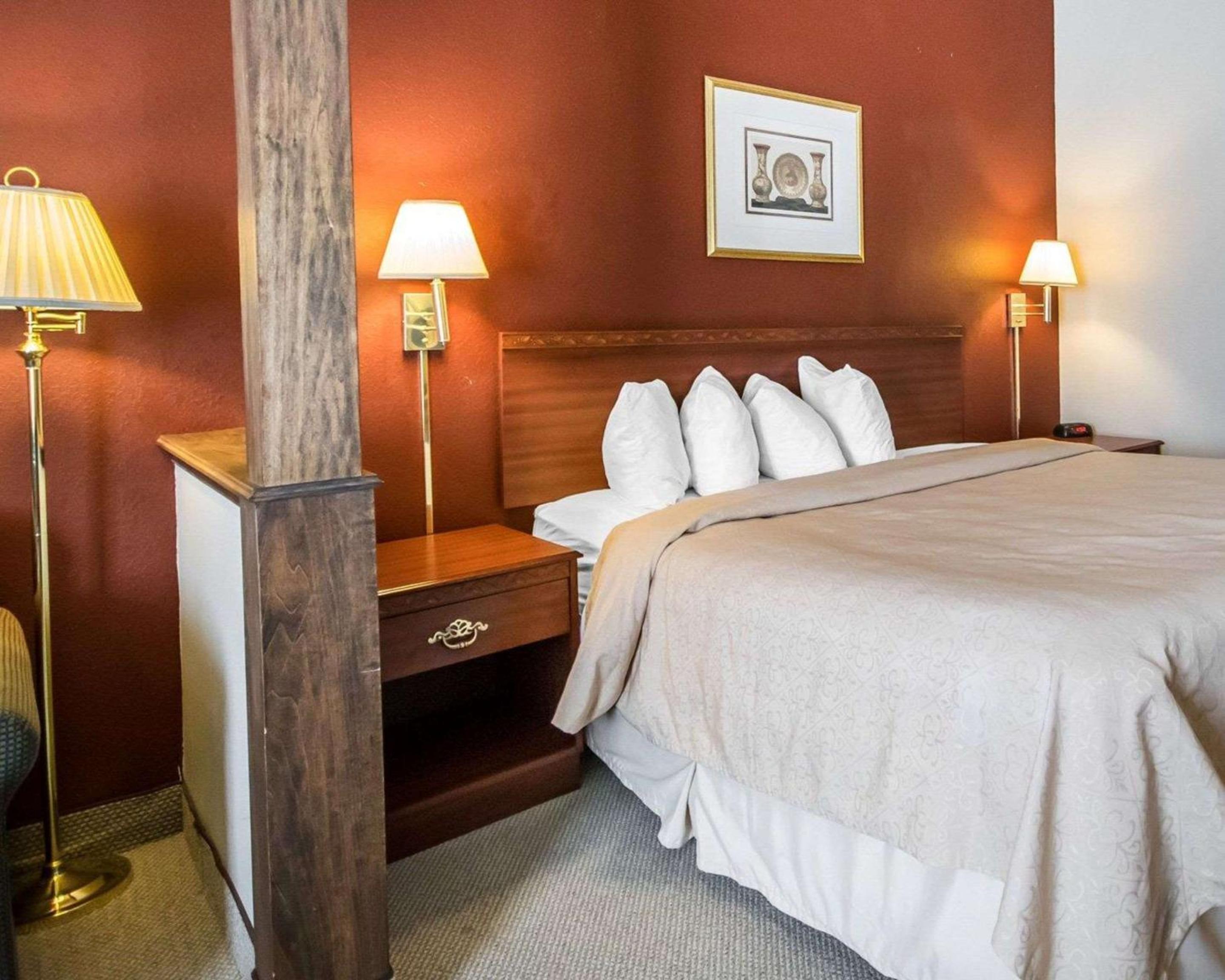 King Room - Non-Smoking - Photo 2
