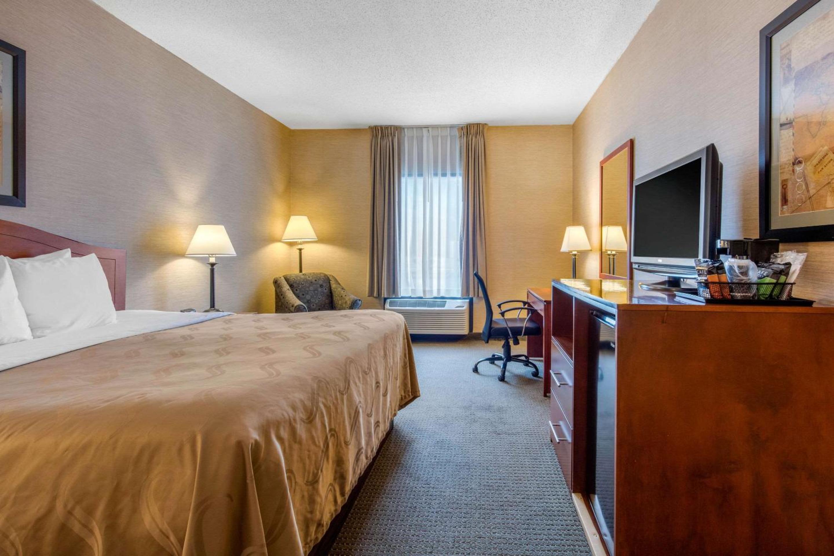 King Room - Non-Smoking - Photo 2