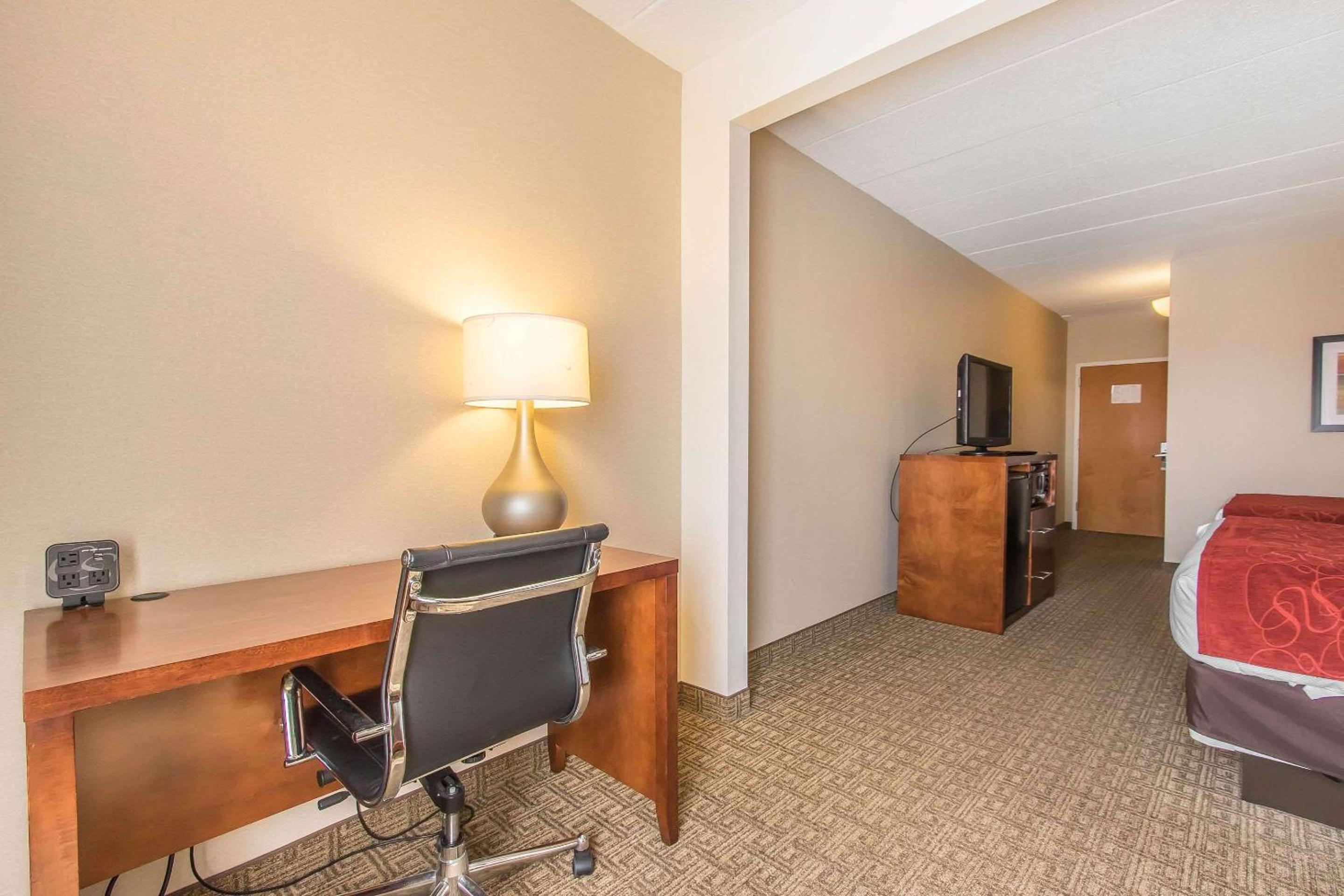 Queen Suite with Two Queen Beds - Non-Smoking - Photo 6