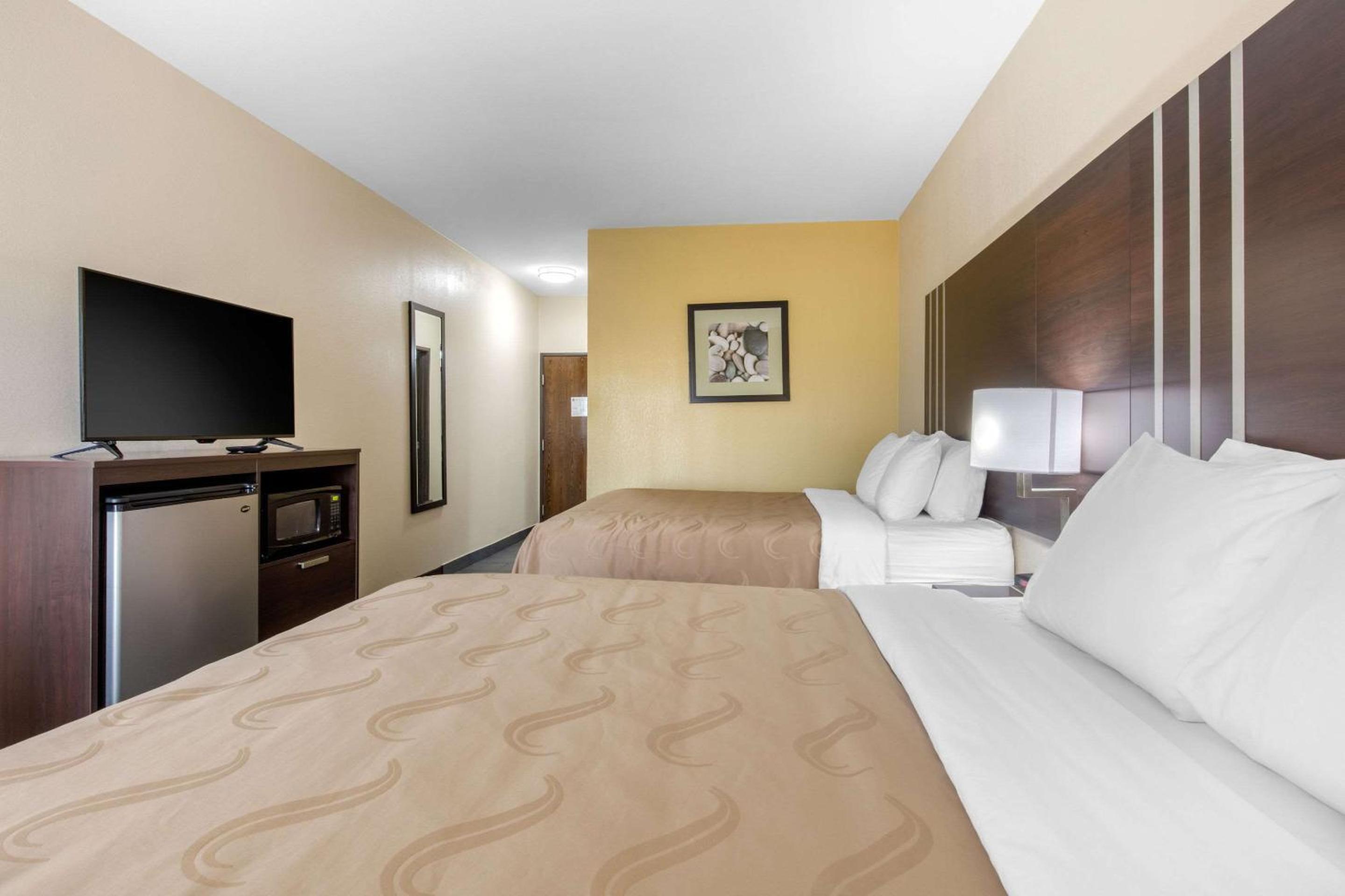 Queen Room with Two Queen Beds - Non-Smoking - Photo 1