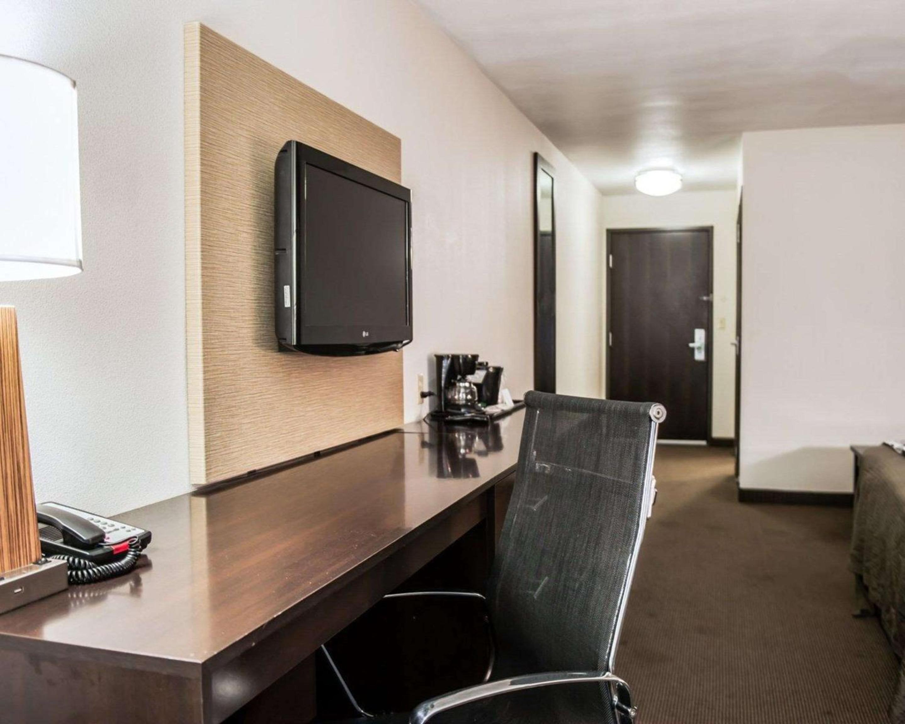 Queen Suite with Two Queen Beds - Non-Smoking - Photo 2