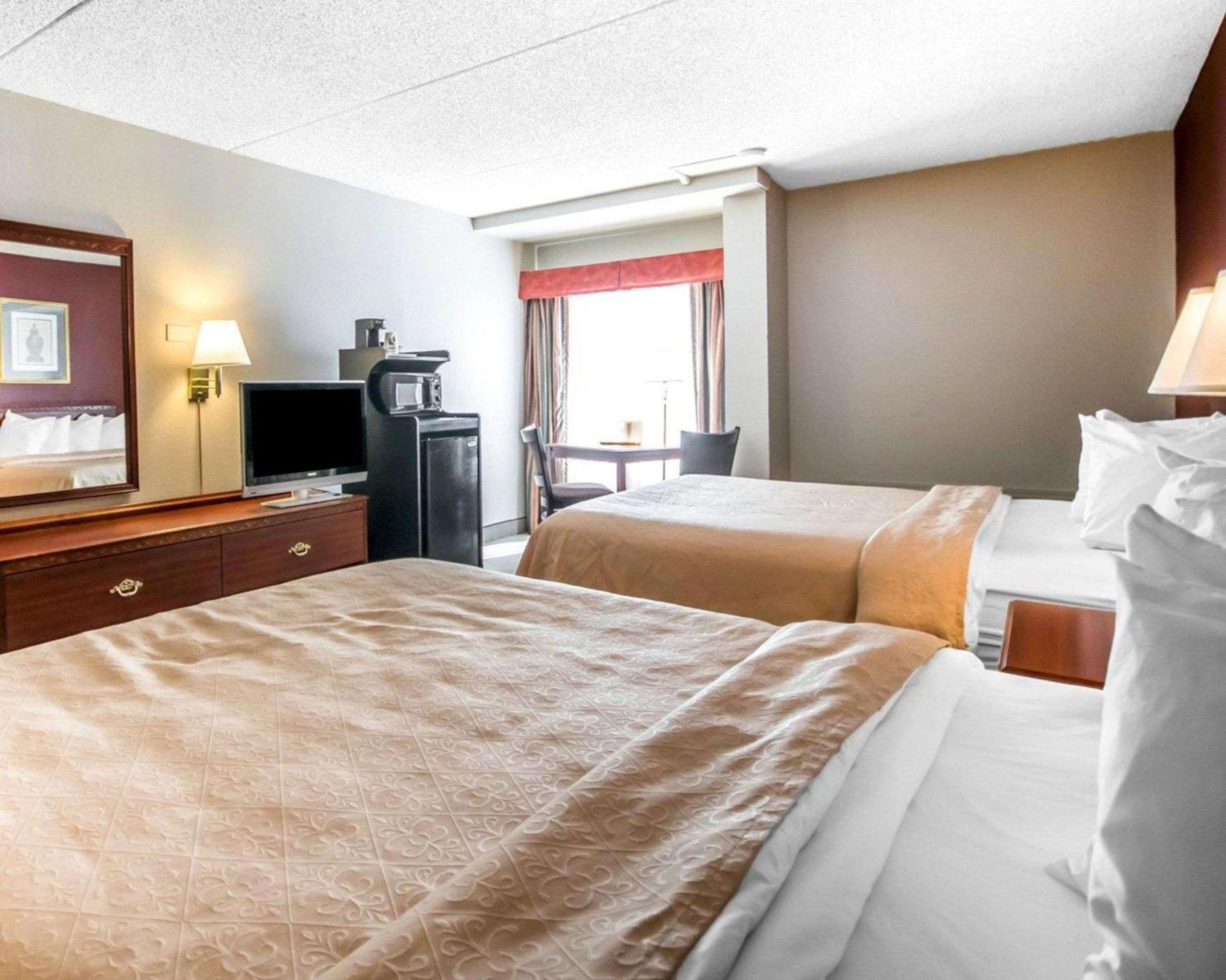 Queen Room with Two Queen Beds - Non-Smoking - Photo 2