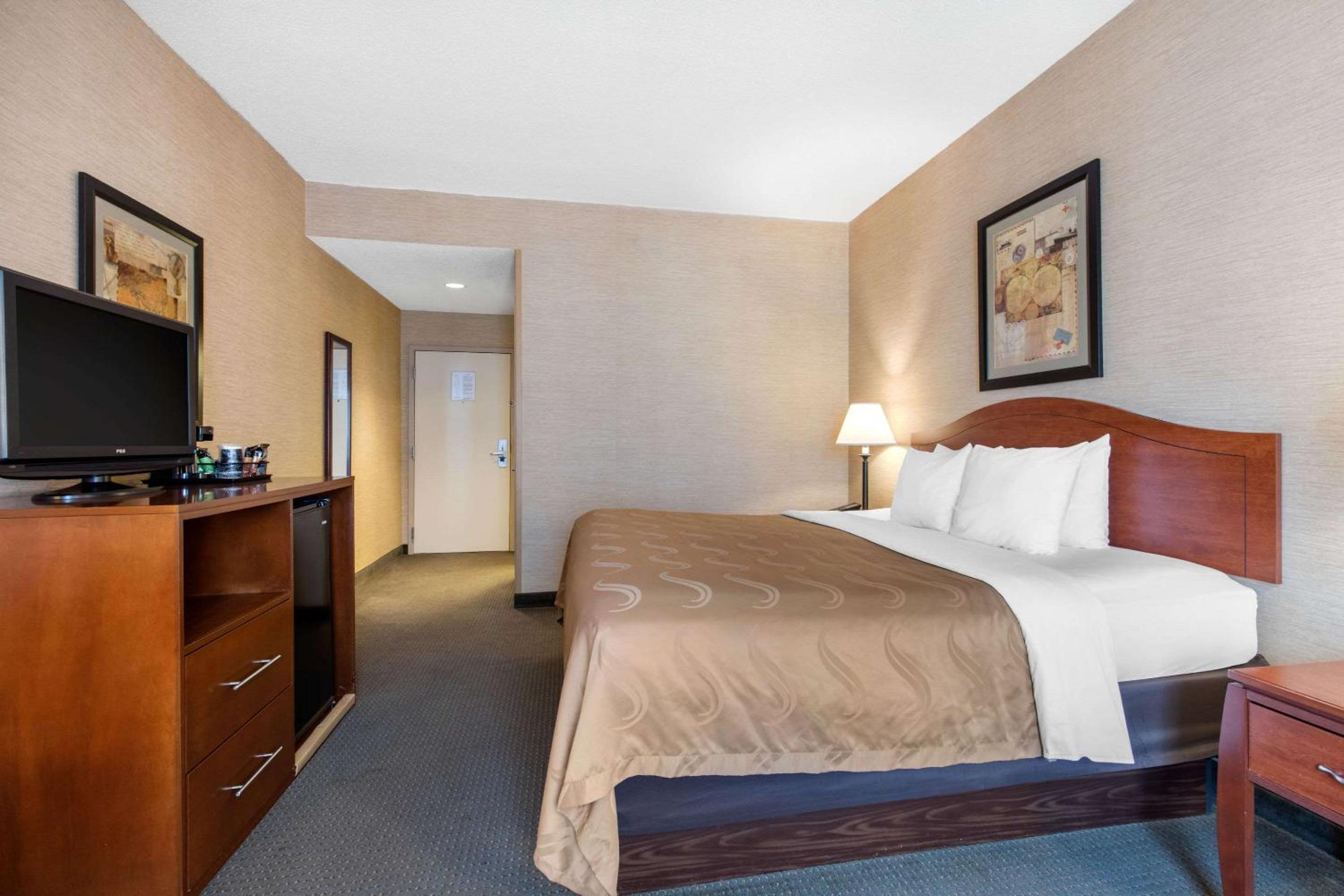 King Room - Non-Smoking - Photo 4