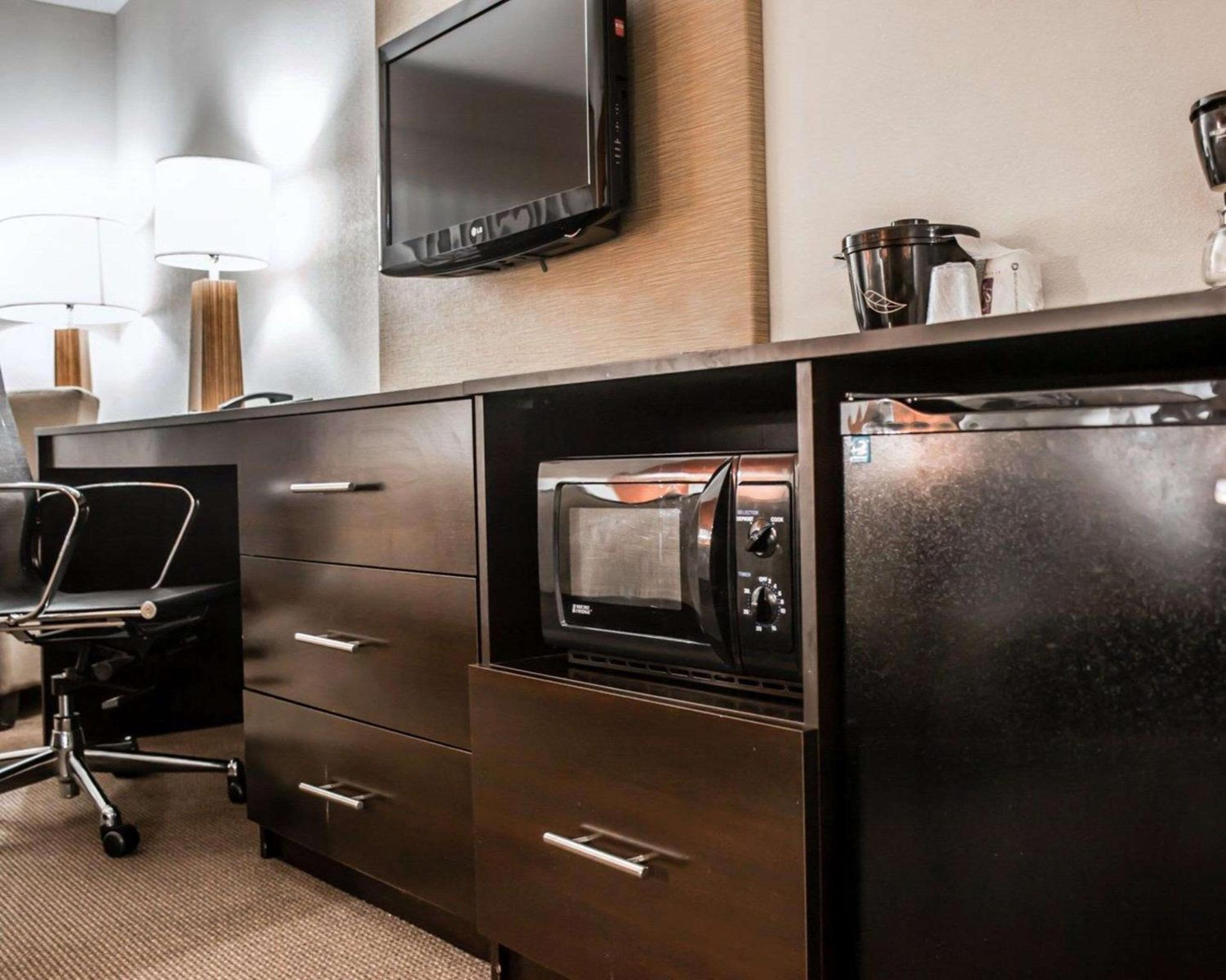 King Suite - Non-Smoking - Photo 3