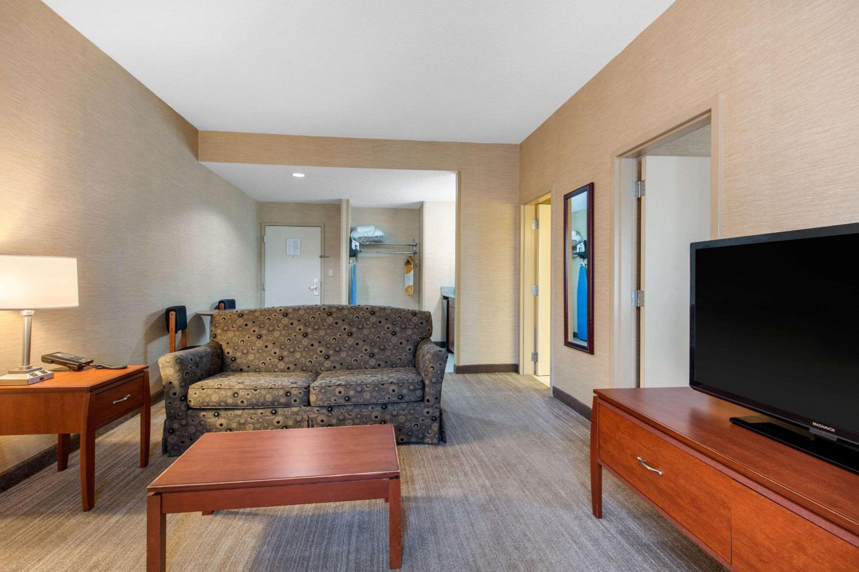 Superior King Suite with Sofa Bed - Non-Smoking - Photo 1