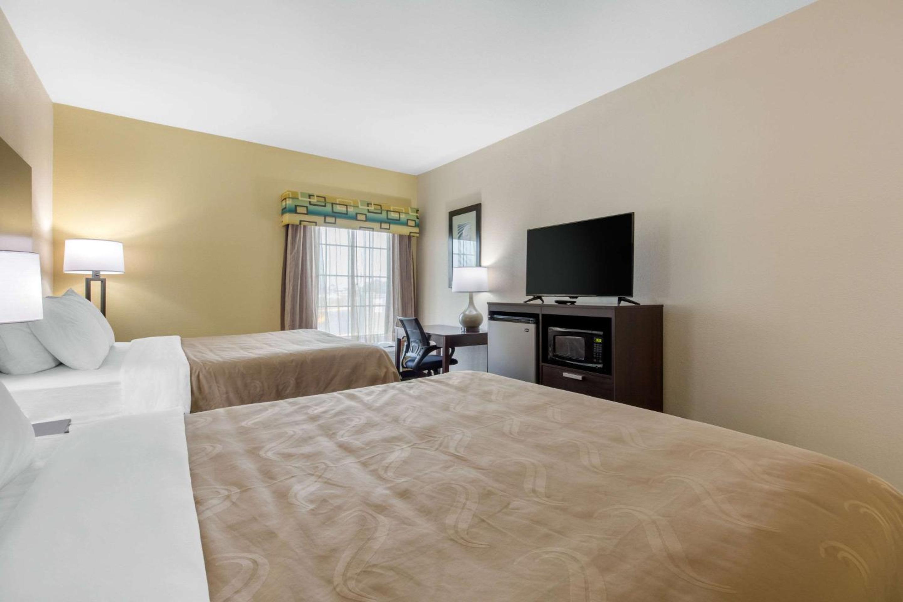 Queen Room with Two Queen Beds - Non-Smoking - Photo 3