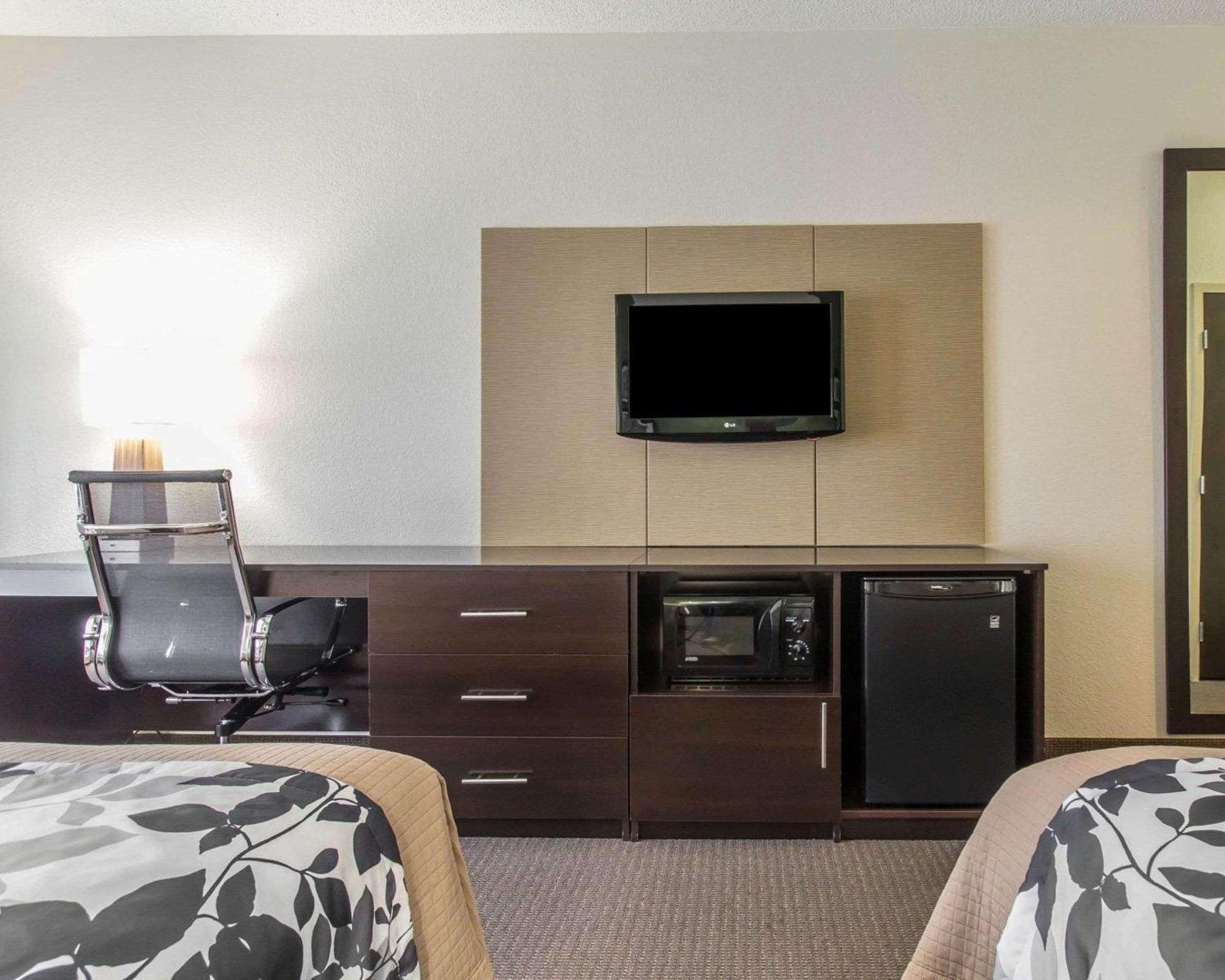Queen Room with Two Queen Beds - Non-Smoking - Photo 1
