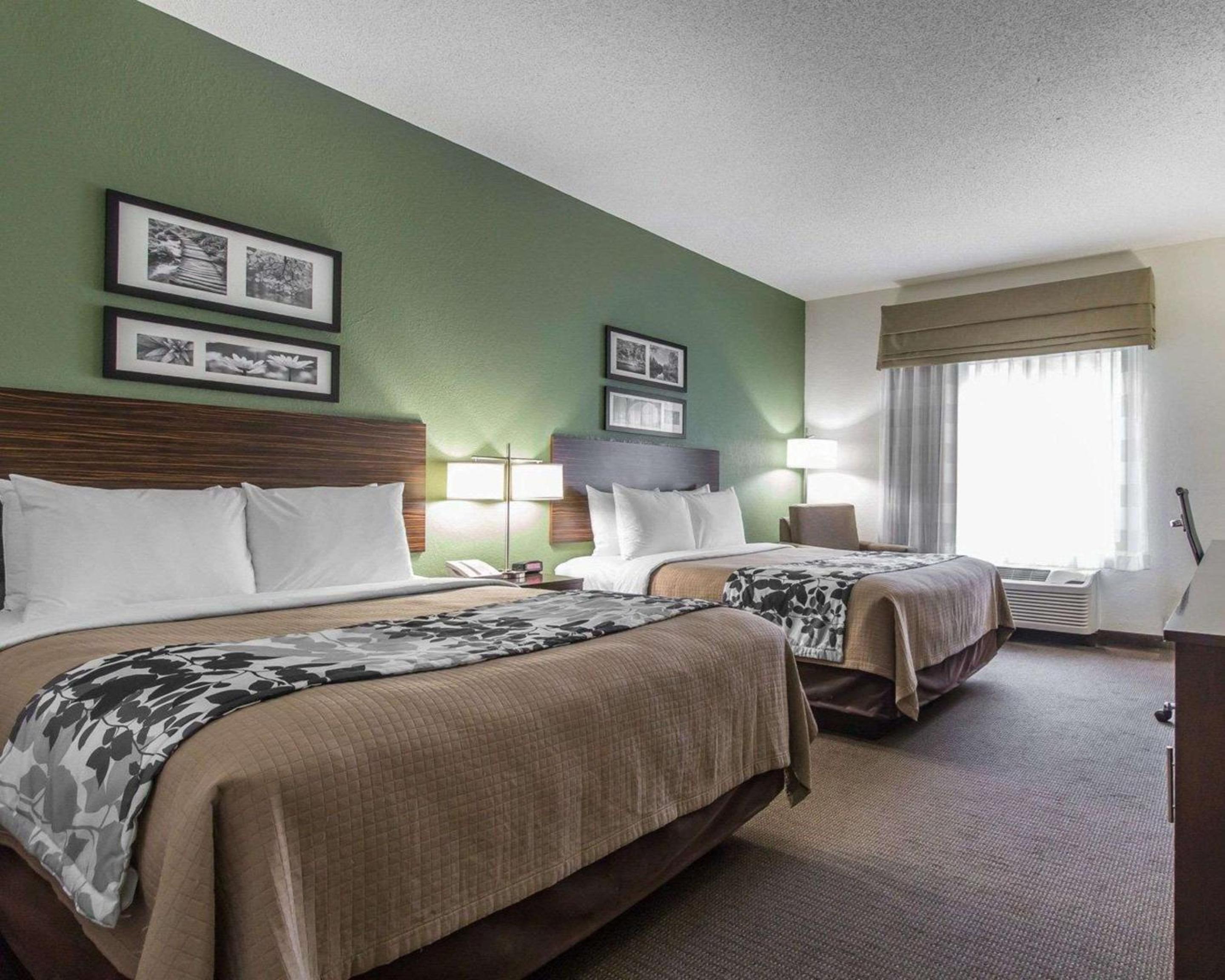 Queen Room with Two Queen Beds - Non-Smoking - Photo 2