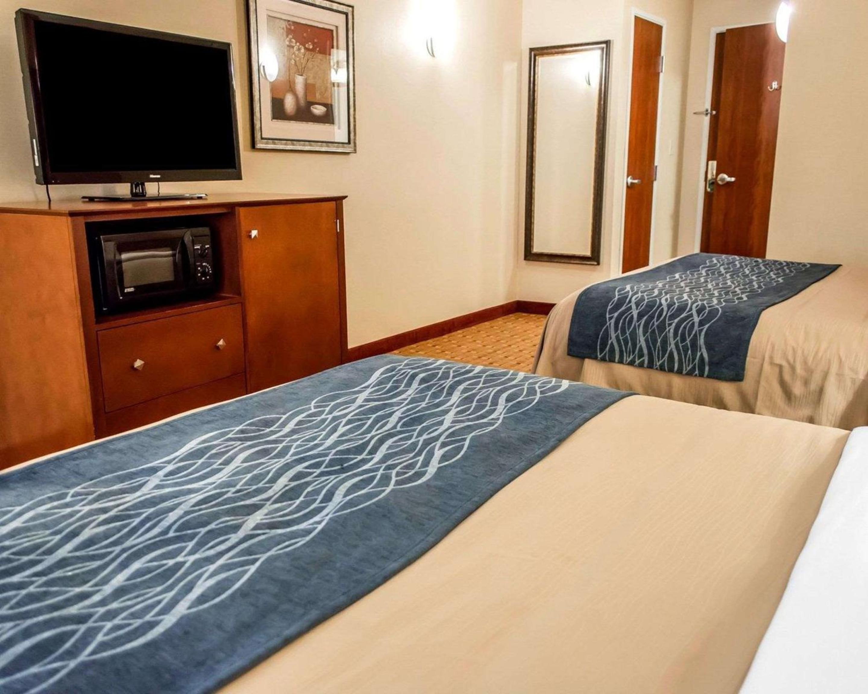 Queen Room with Two Queen Beds - Non-Smoking - Photo 1