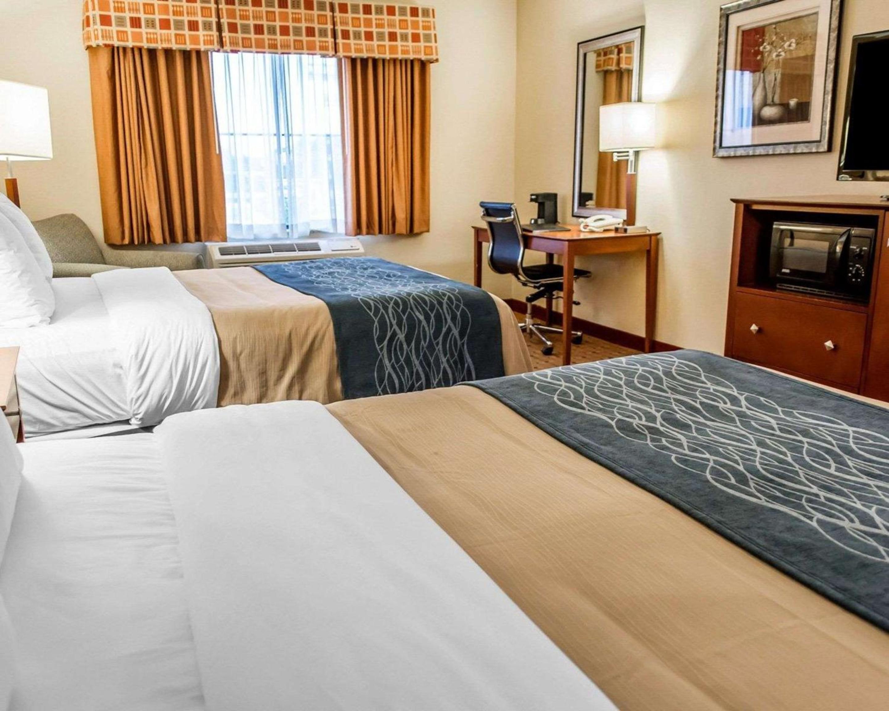 Queen Room with Two Queen Beds - Non-Smoking - Photo 2