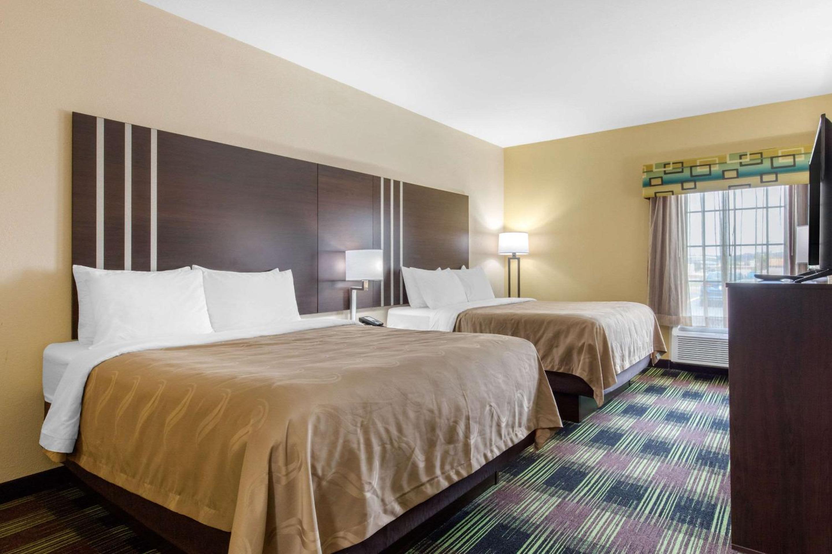 Queen Room with Two Queen Beds - Non-Smoking - Photo 5