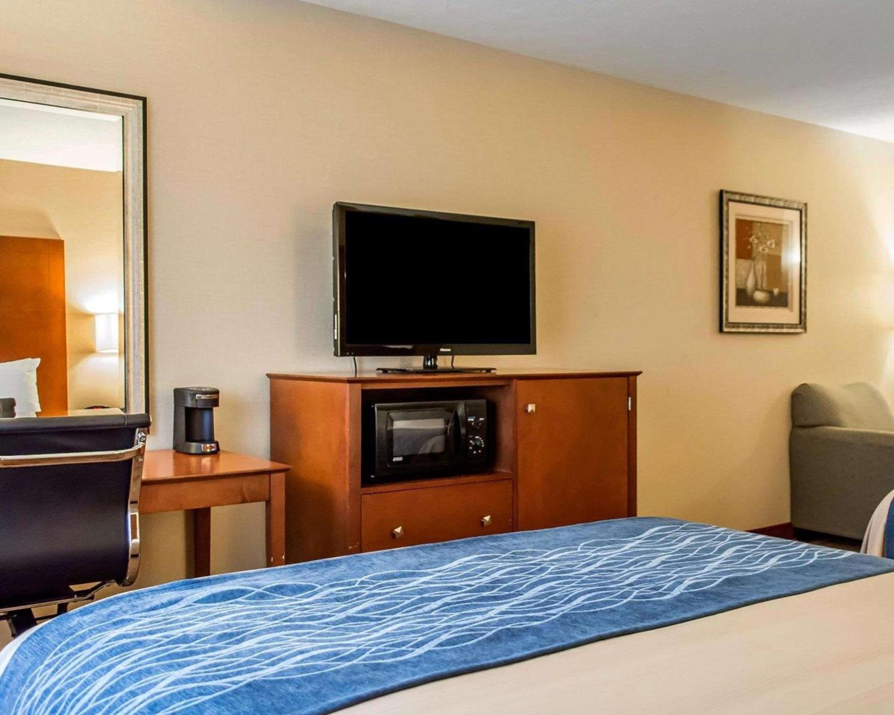 Queen Room with Two Queen Beds - Non-Smoking - Photo 4