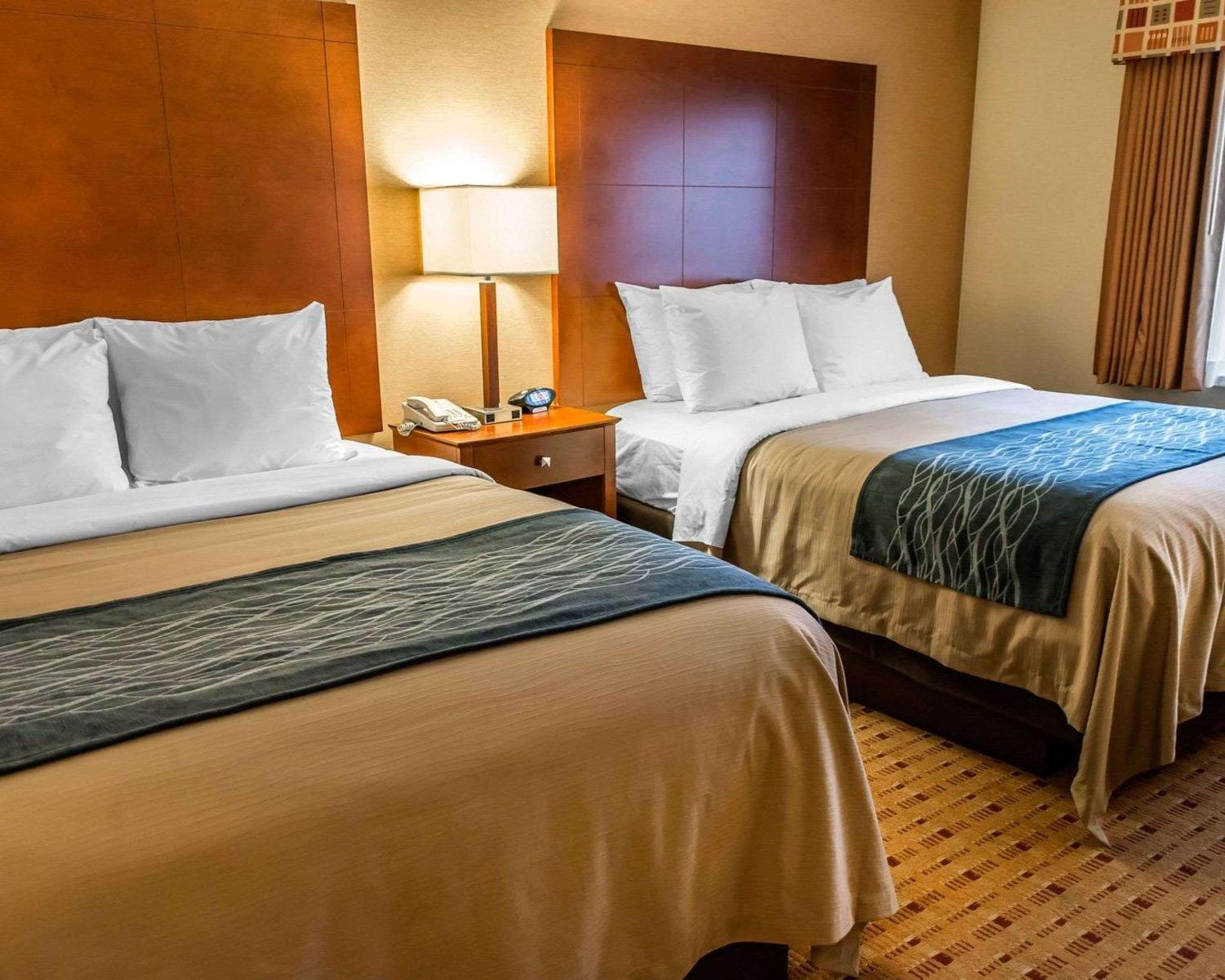 Queen Room with Two Queen Beds - Non-Smoking - Photo 5