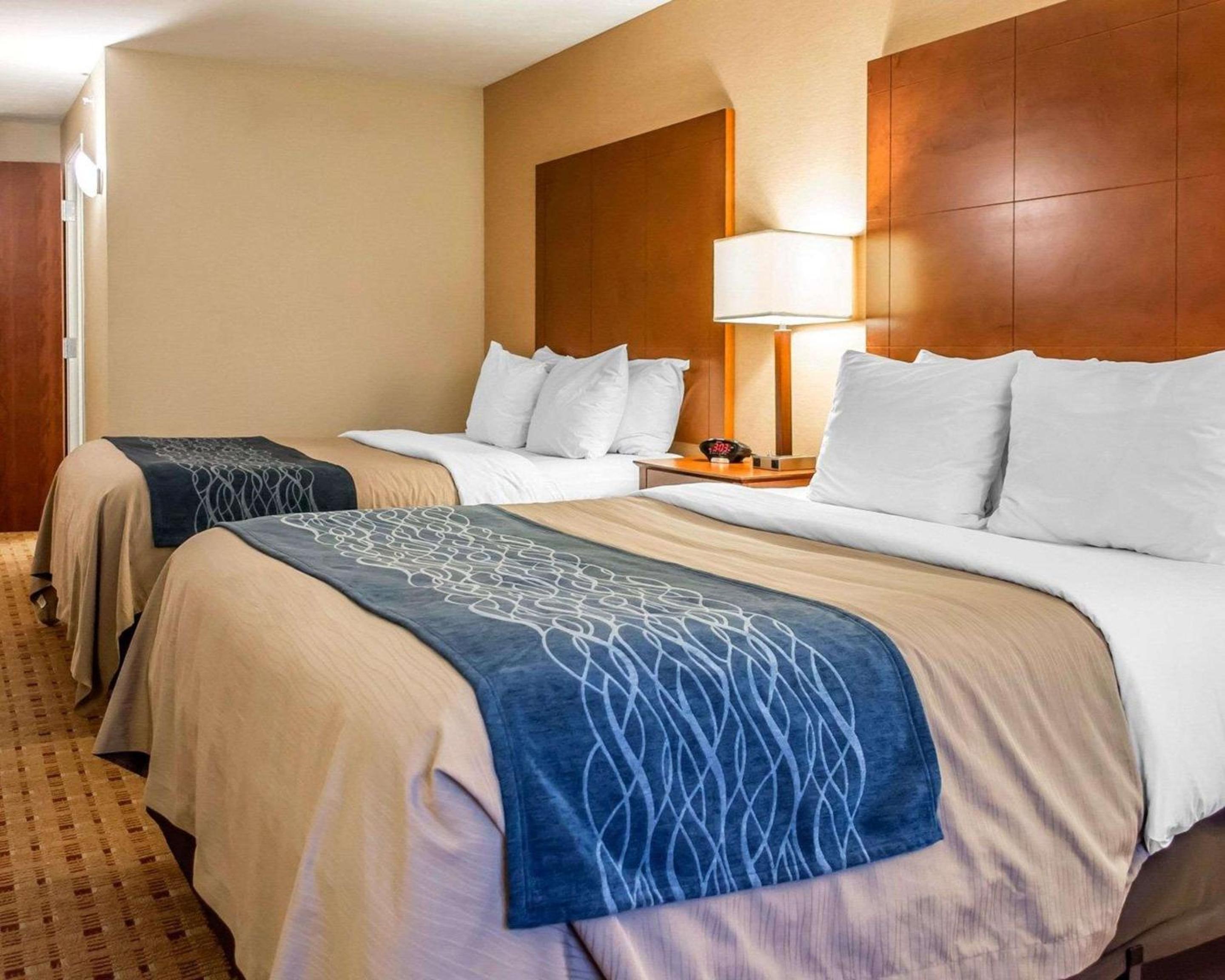 Queen Room with Two Queen Beds - Non-Smoking - Photo 7