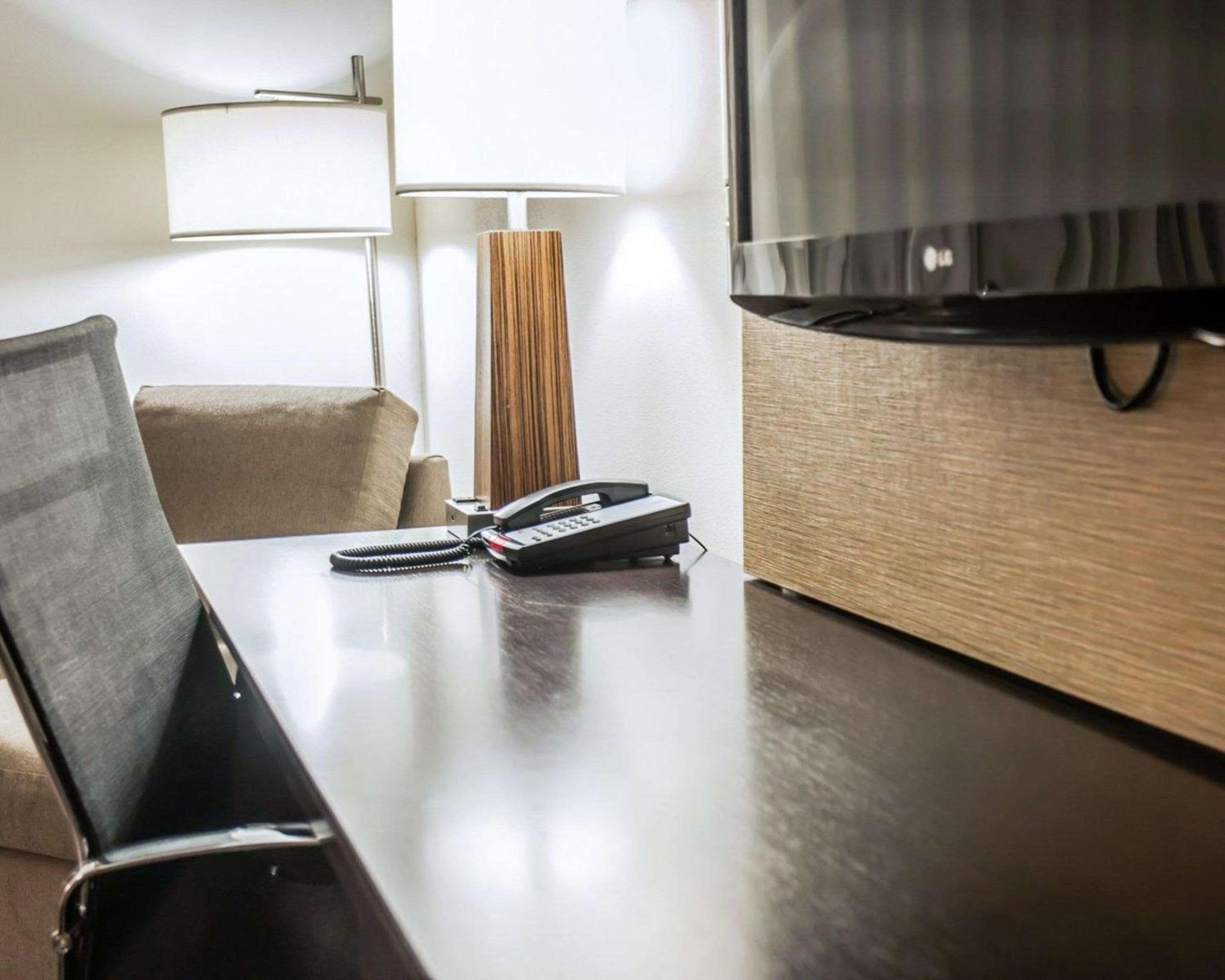 Queen Suite with Two Queen Beds - Non-Smoking - Photo 3