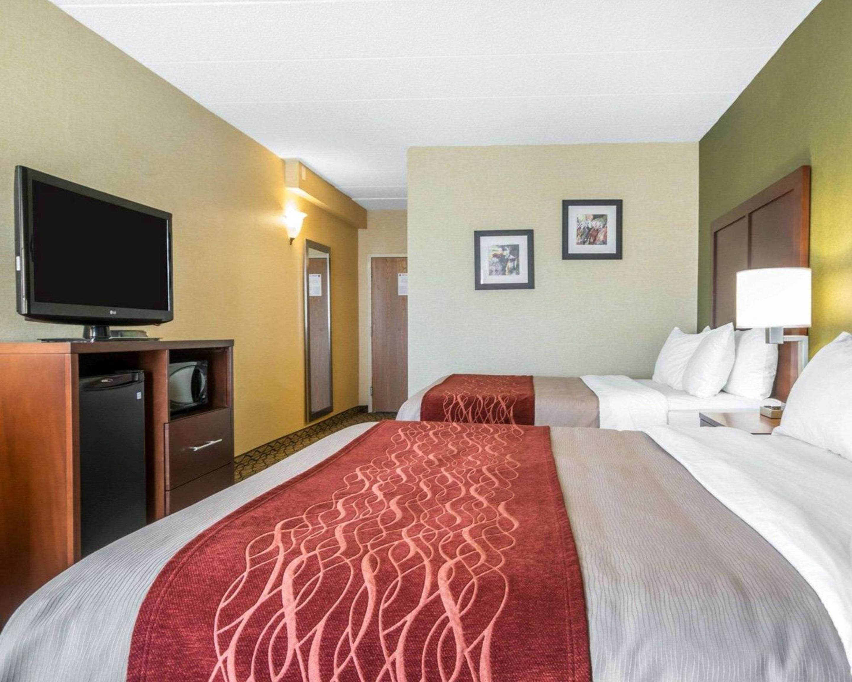 Queen Room with Two Queen Beds- Non-Smoking - Photo 1
