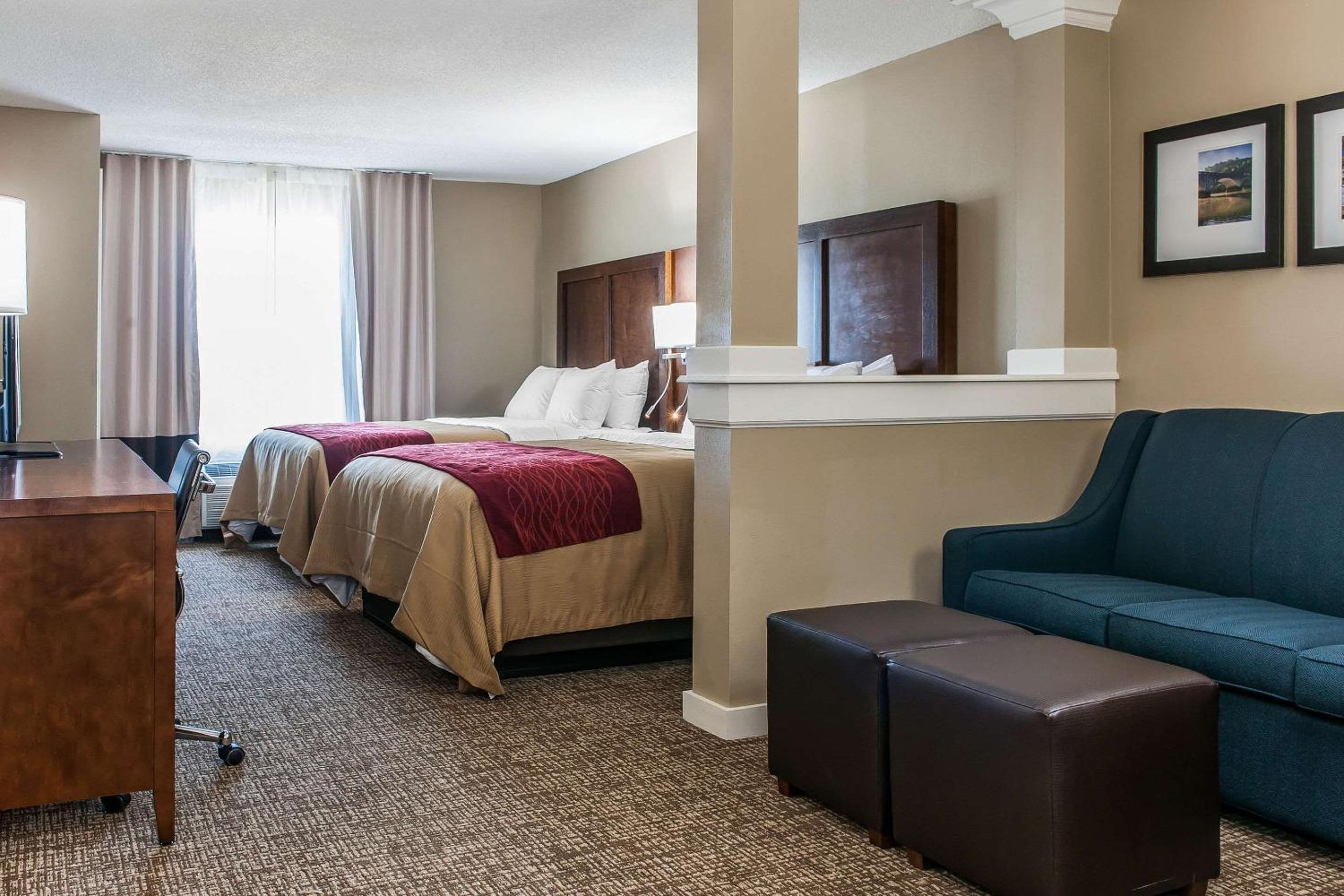 Queen Suite with Two Queen Beds and Sofa Bed - Photo 4