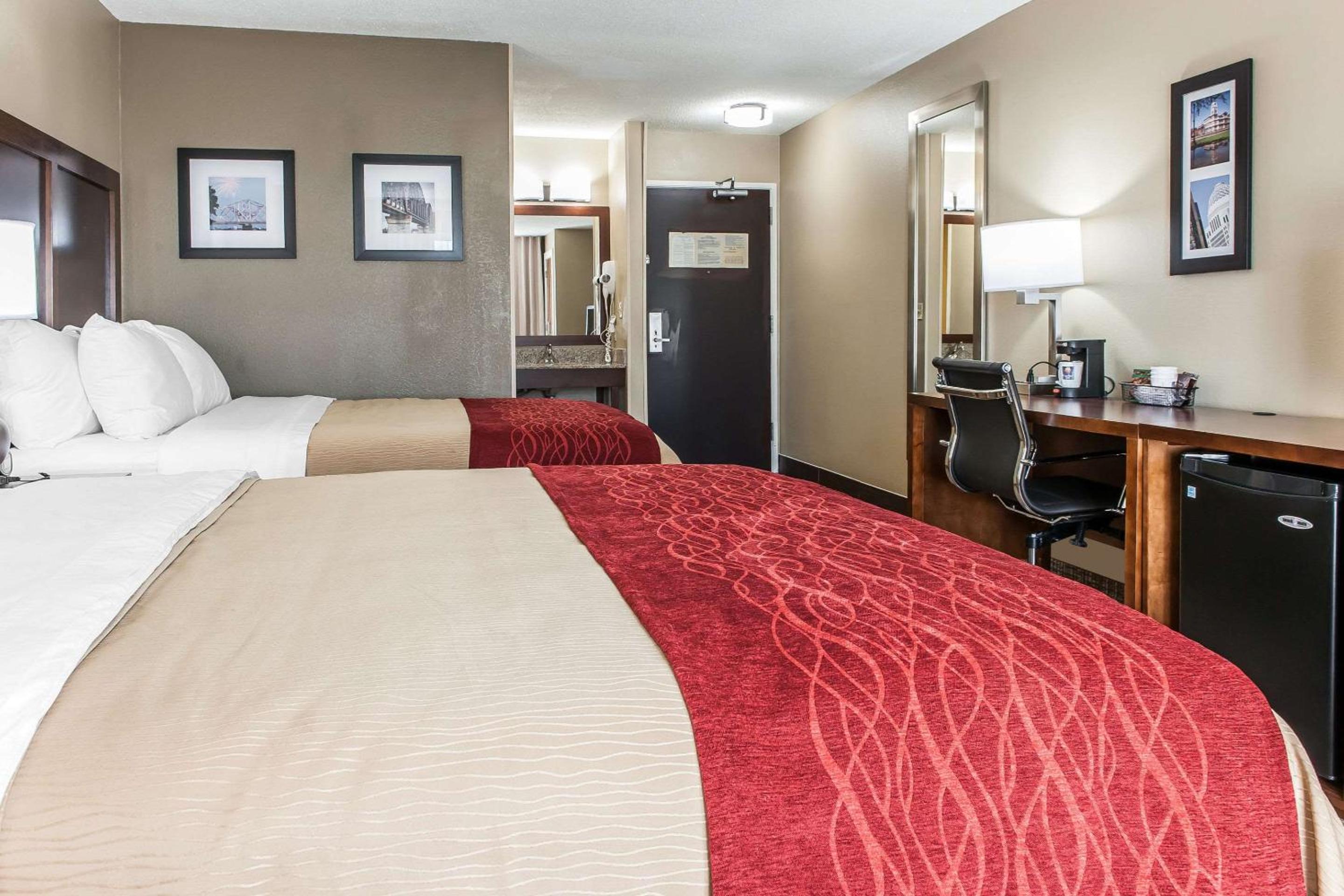 Queen Room with Two Queen Beds - Non-Smoking - Photo 1