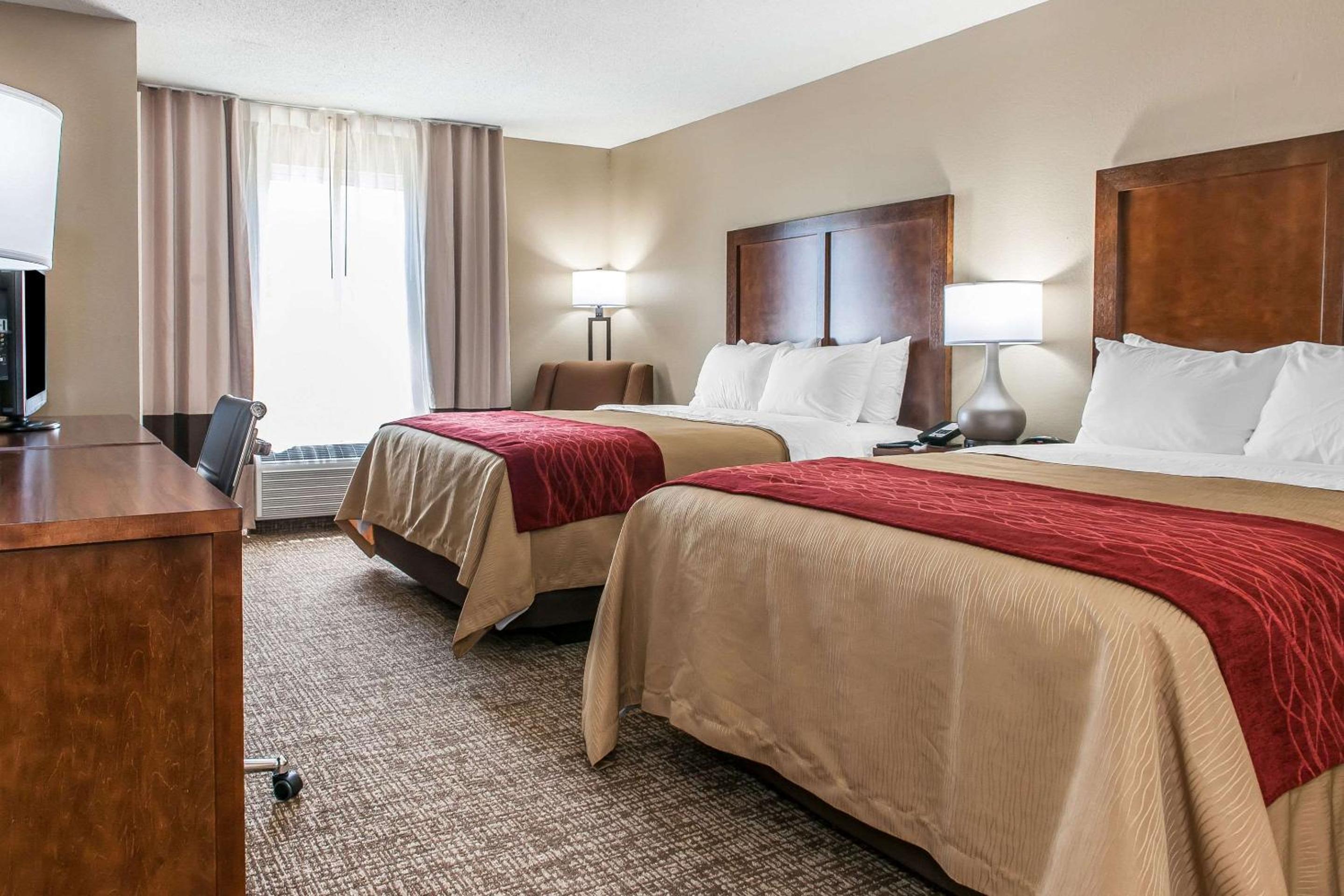 Queen Room with Two Queen Beds - Non-Smoking - Photo 2