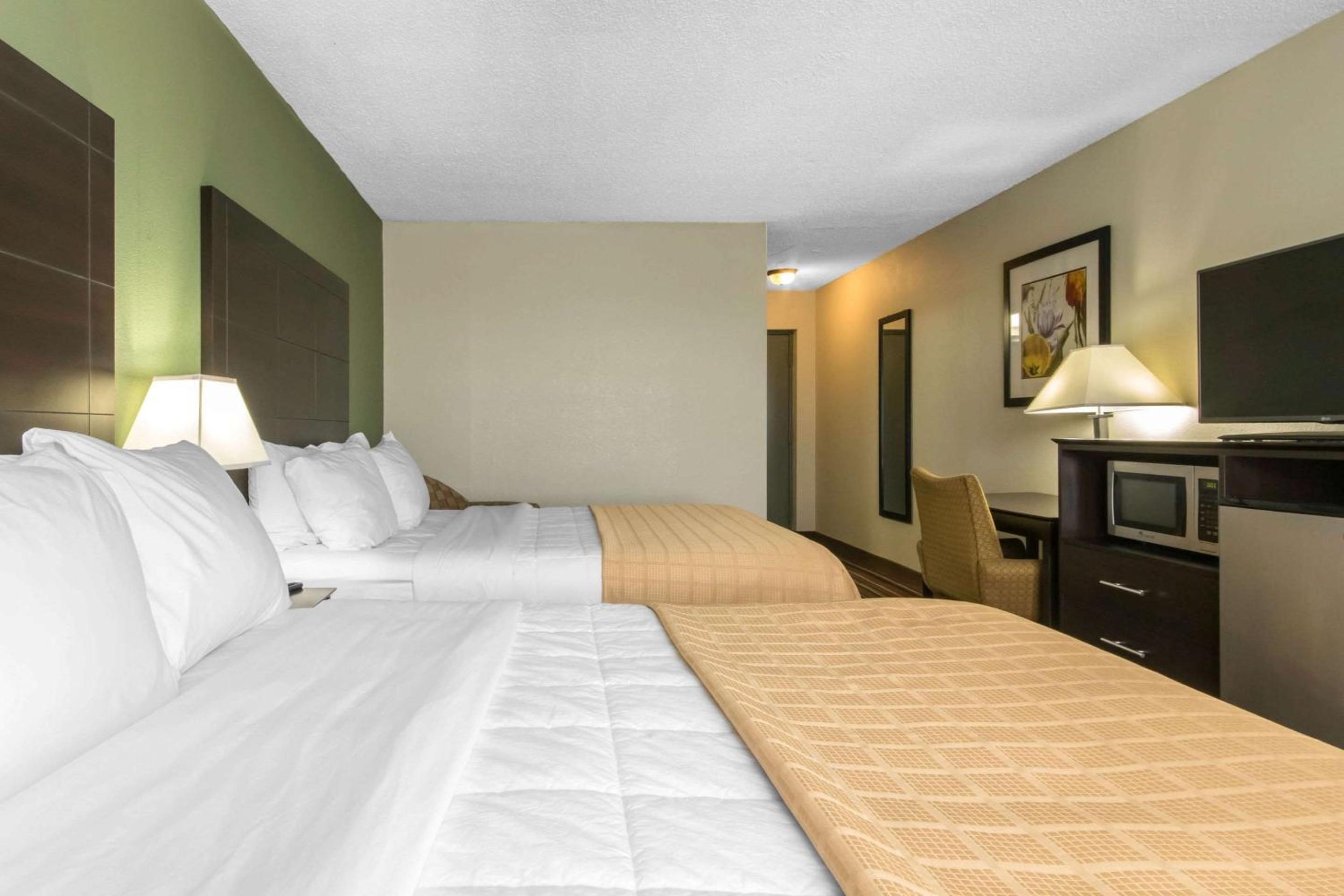 Queen Room with Two Queen Beds - Non-Smoking photo 1