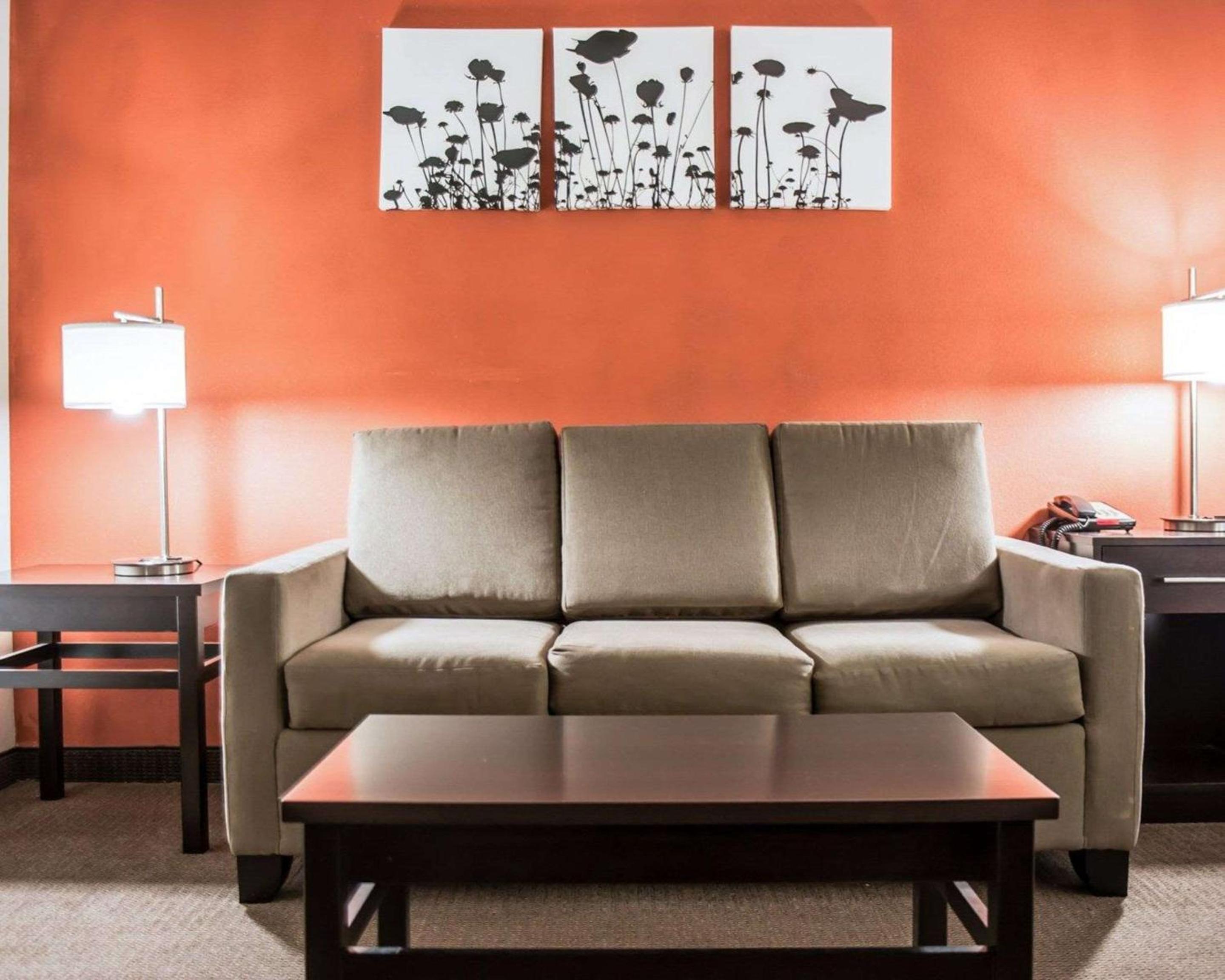 King Suite - Non-Smoking - Photo 4