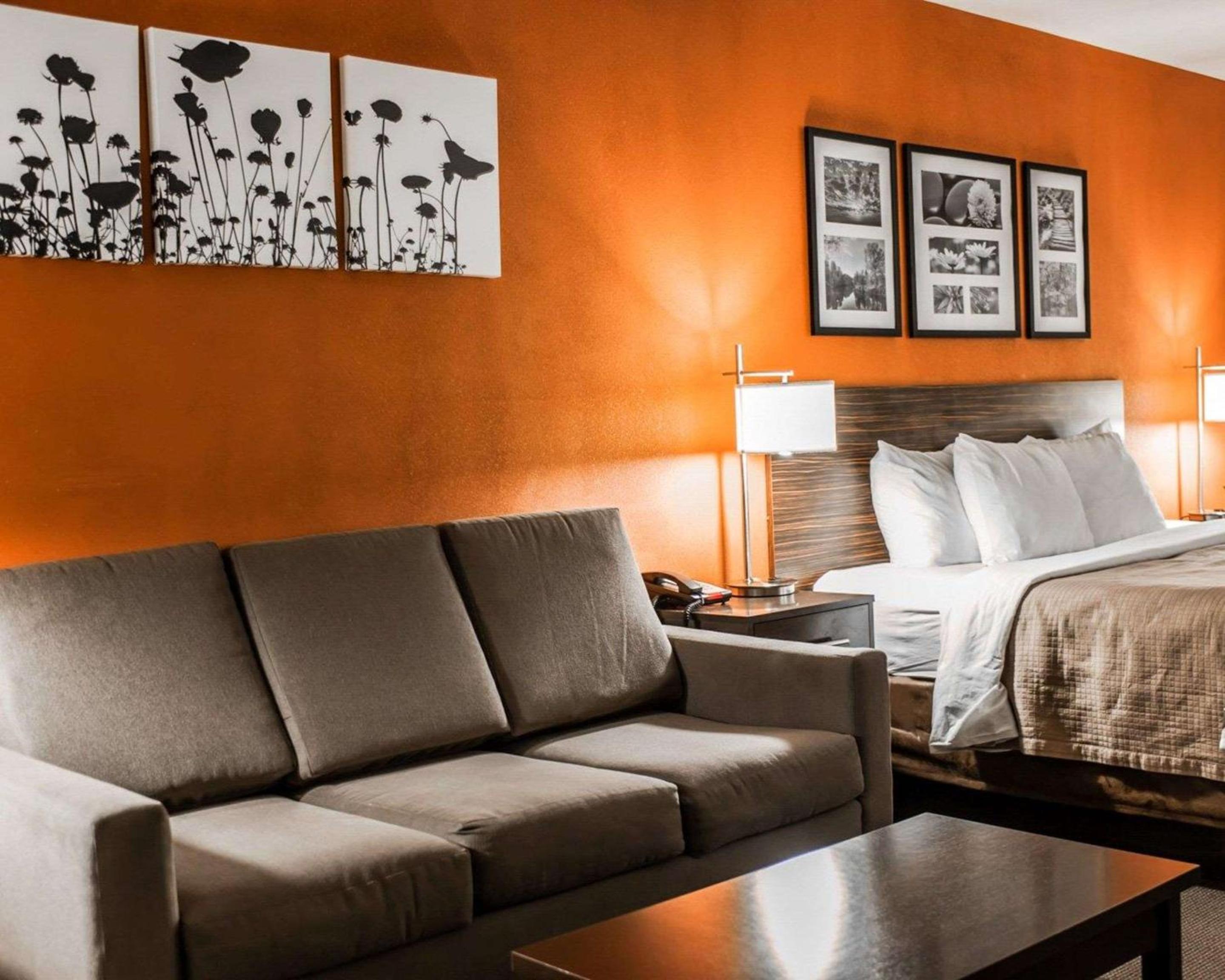 King Suite - Non-Smoking - Photo 2