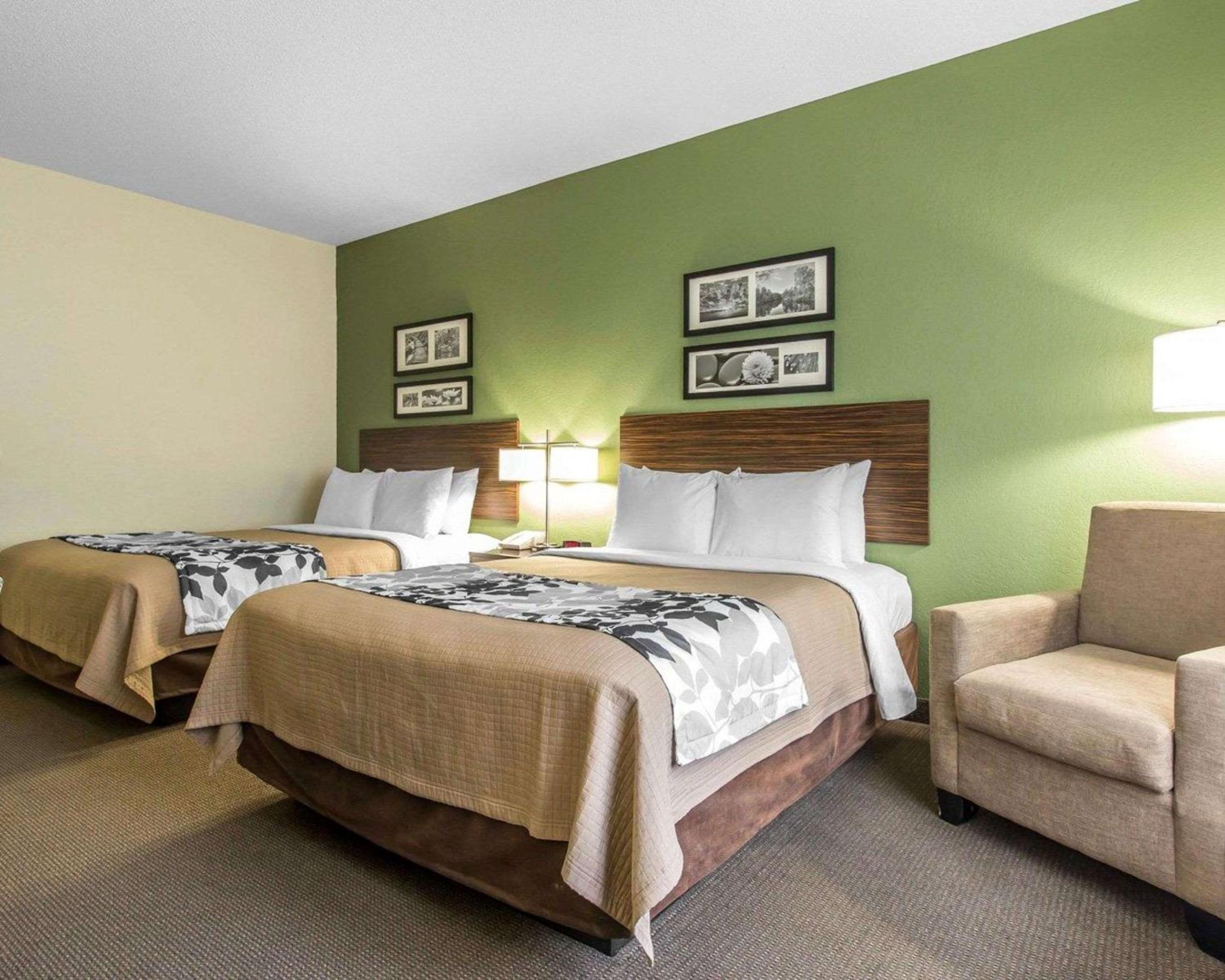 Queen Room with Two Queen Beds - Non-Smoking - Photo 3