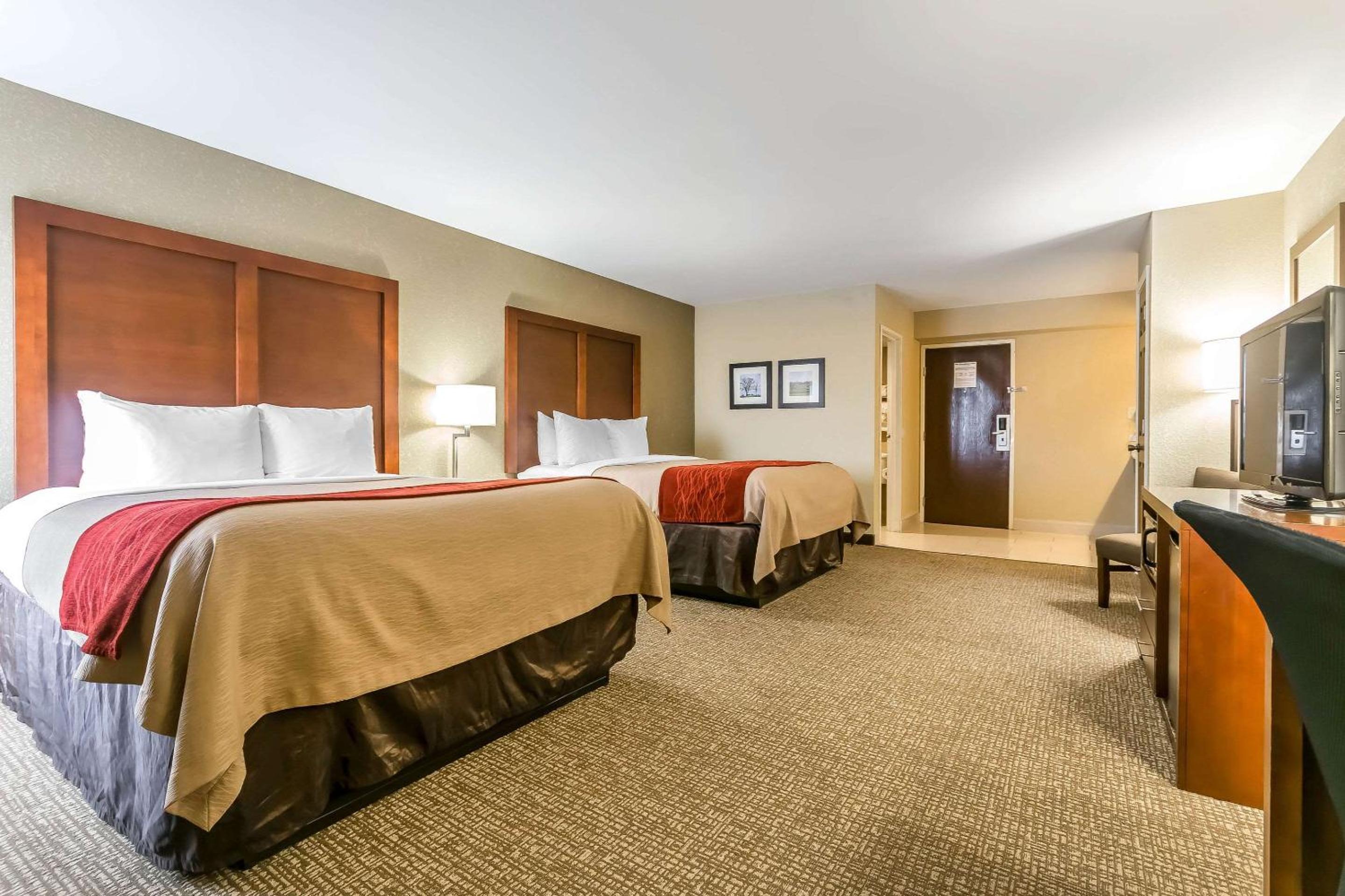 Queen Room with Two Queen Beds - Photo 1