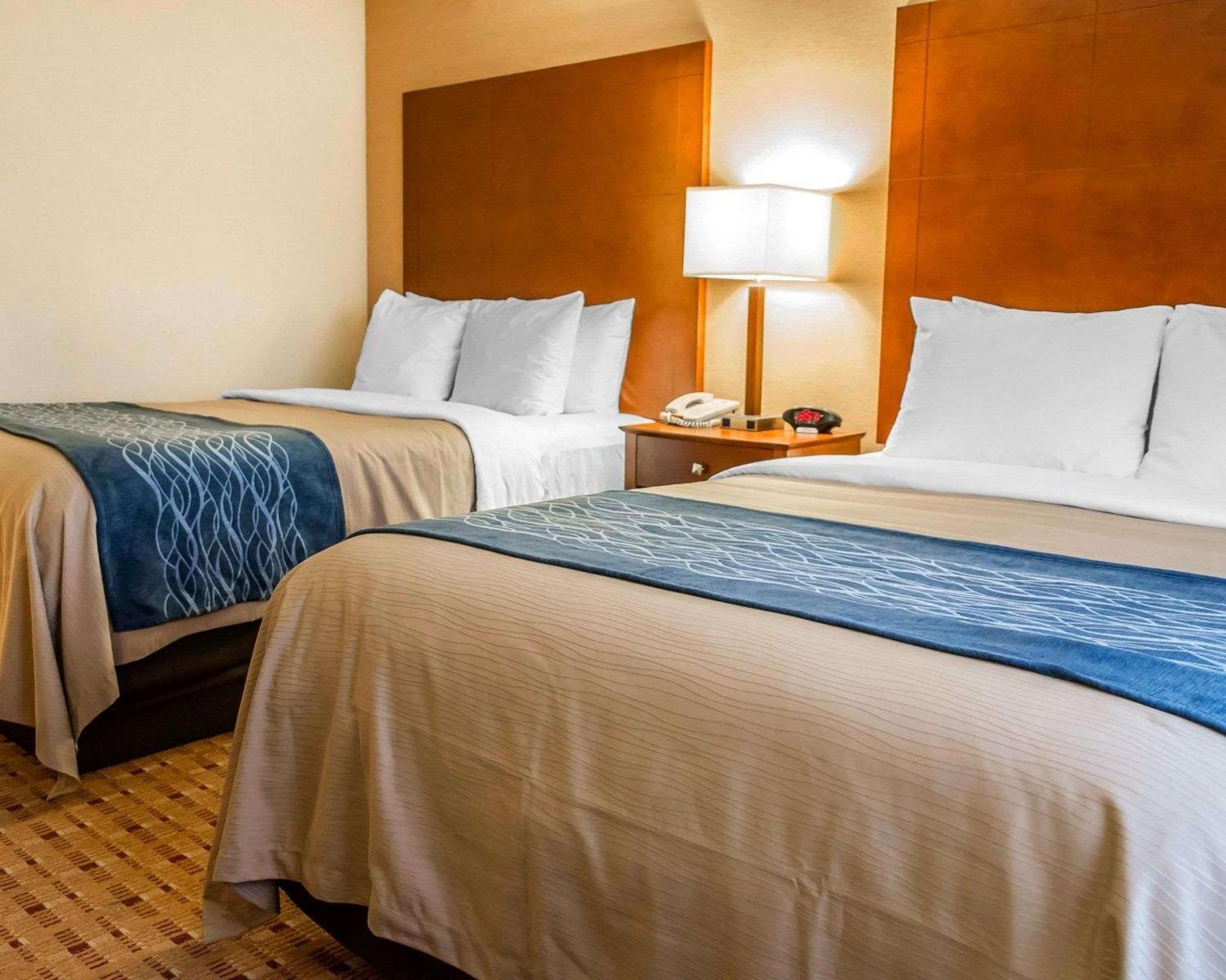 Queen Room with Two Queen Beds - Non-Smoking - Photo 8