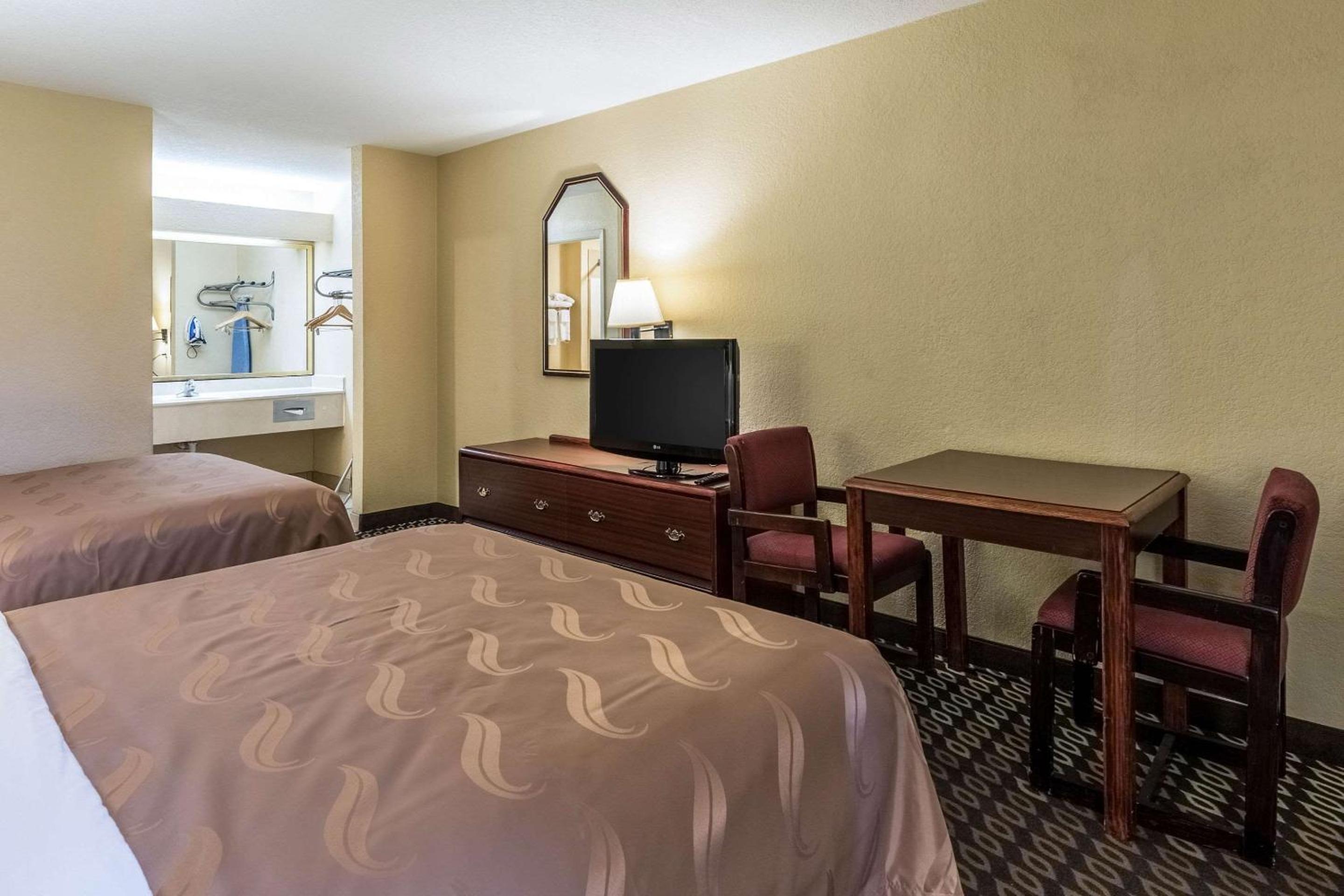 Queen Room with Two Queen Beds - Non-Smoking - Photo 3