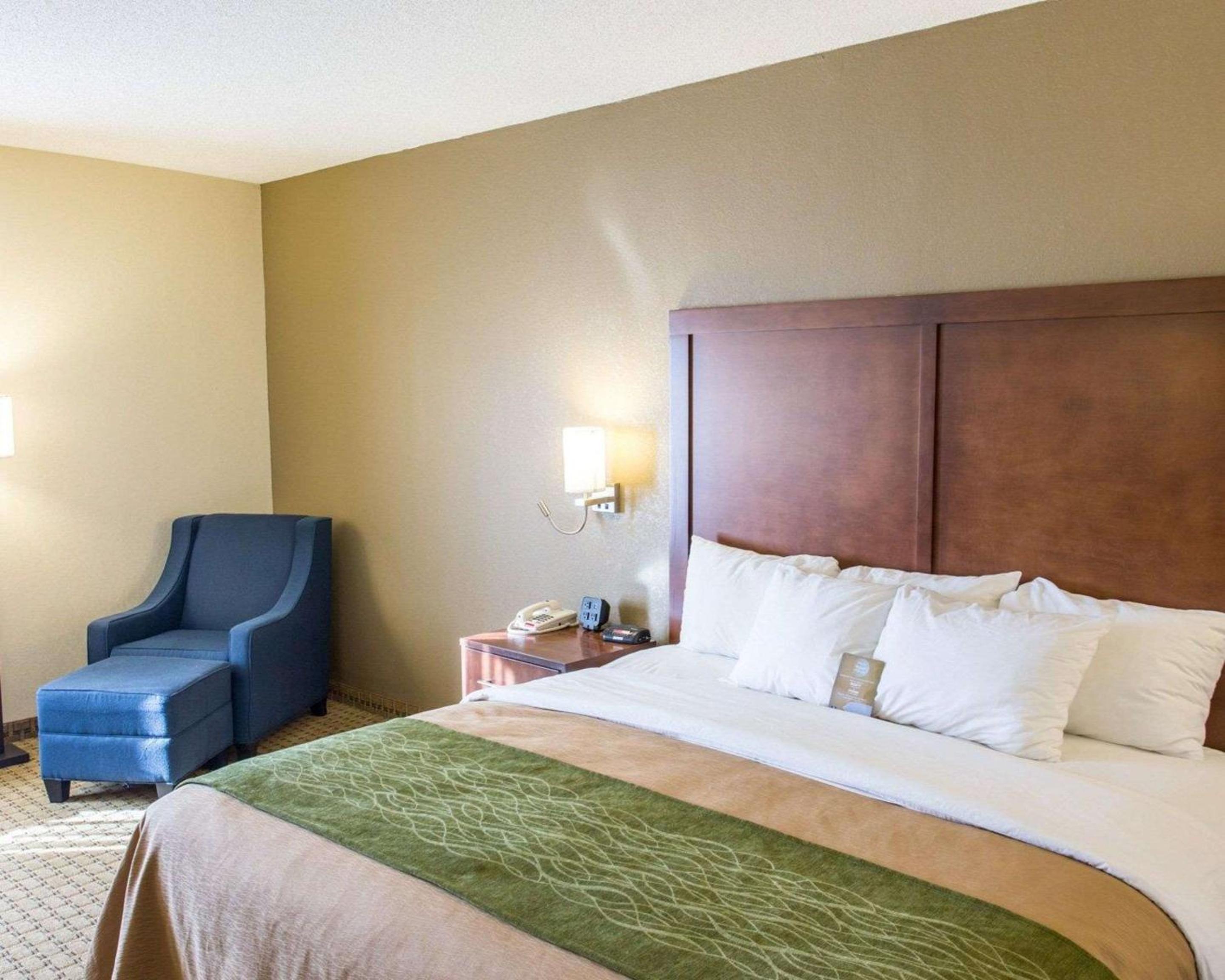 King Room - Non-Smoking - Photo 7
