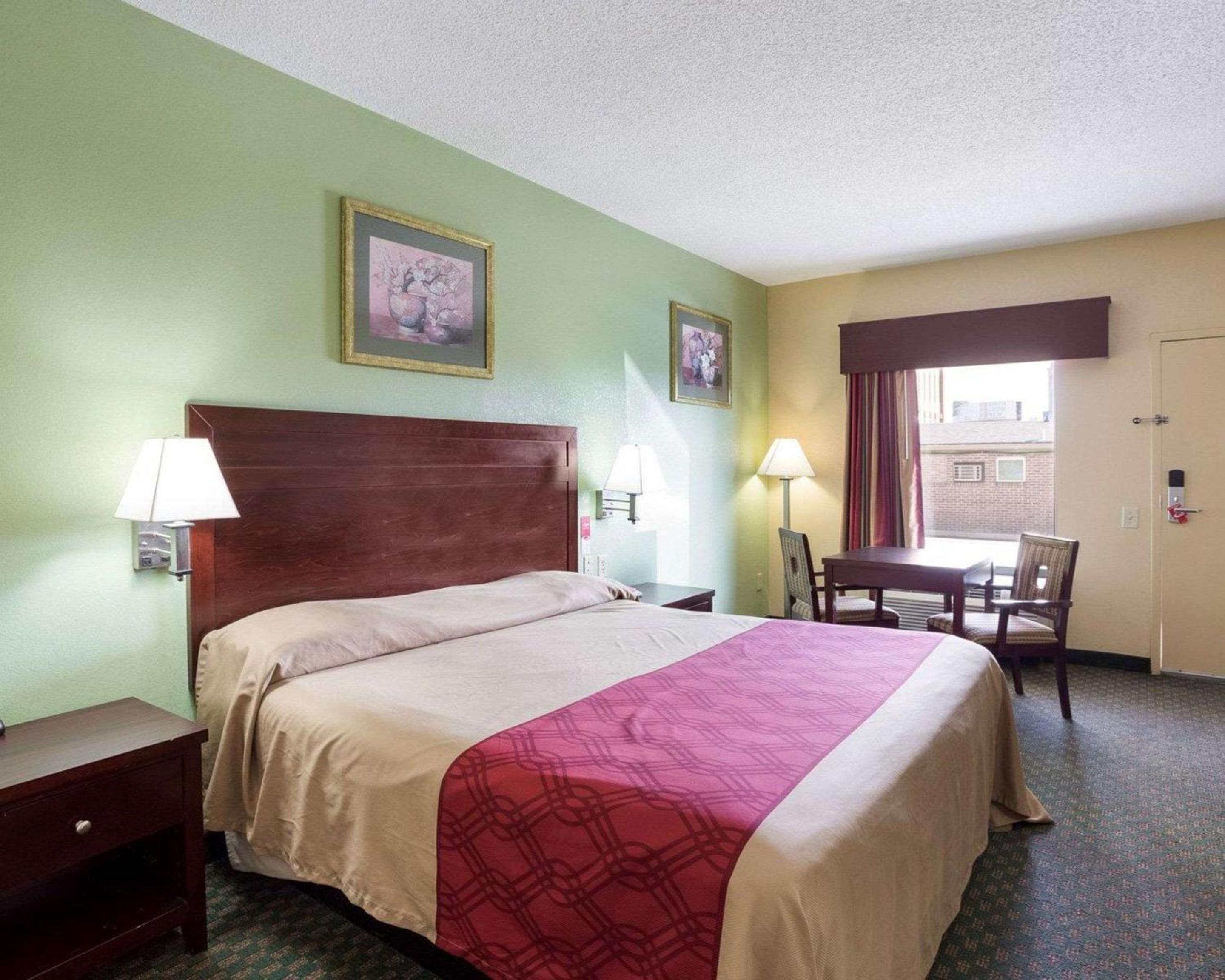 King Room - Non-Smoking - Photo 2