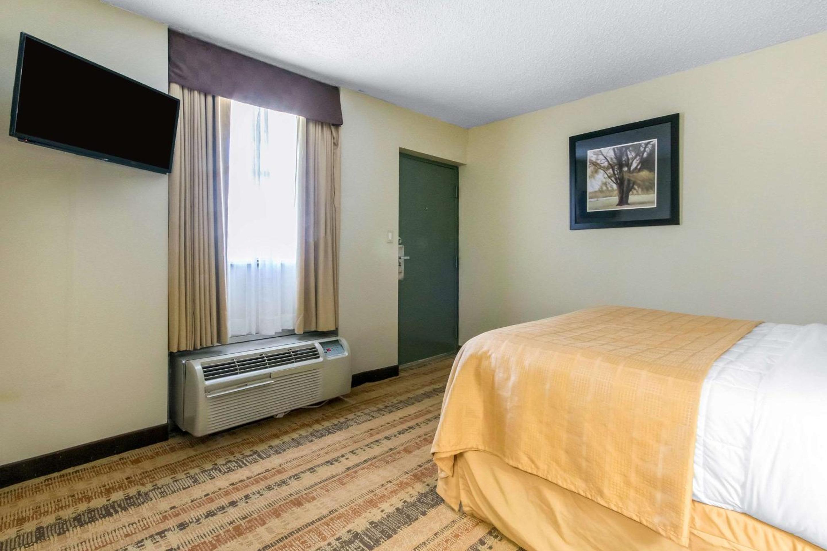 Queen Suite - Accessible/Non-Smoking photo 2